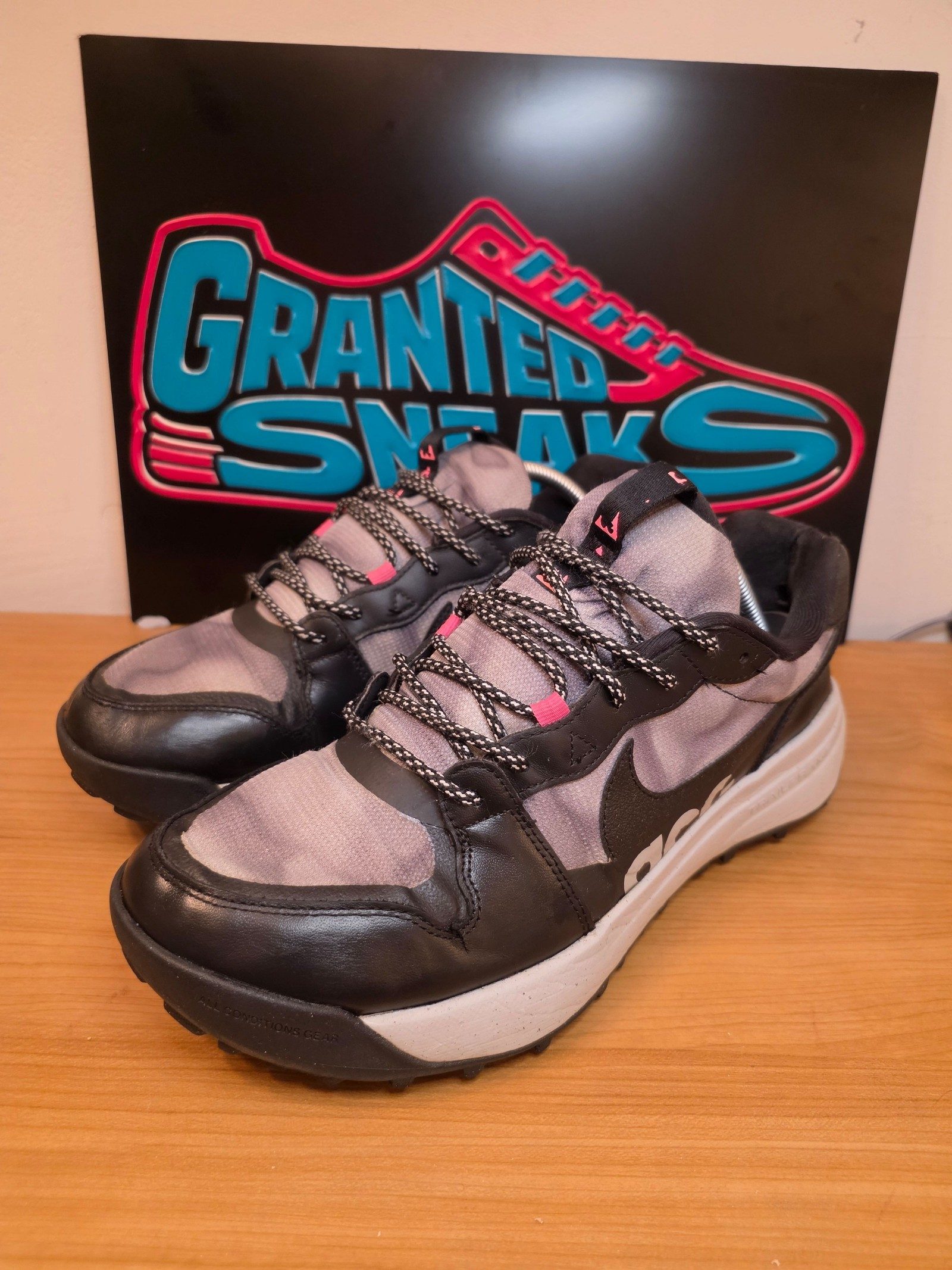 Nike Black & Grey & Hyper Pink ACG Lowcate Trail Sneakers UK 9