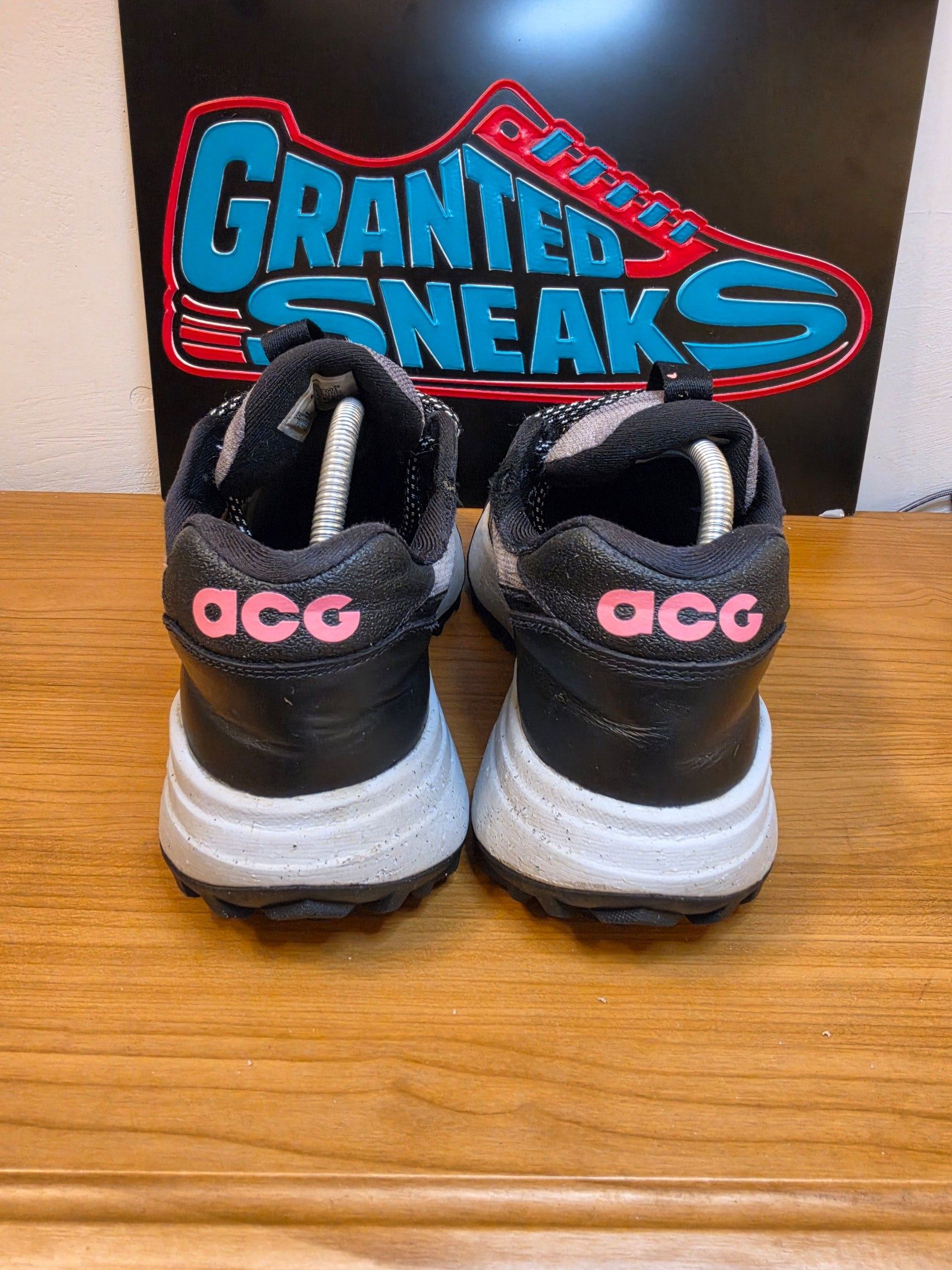 Nike Black & Grey & Hyper Pink ACG Lowcate Trail Sneakers UK 9 image 3