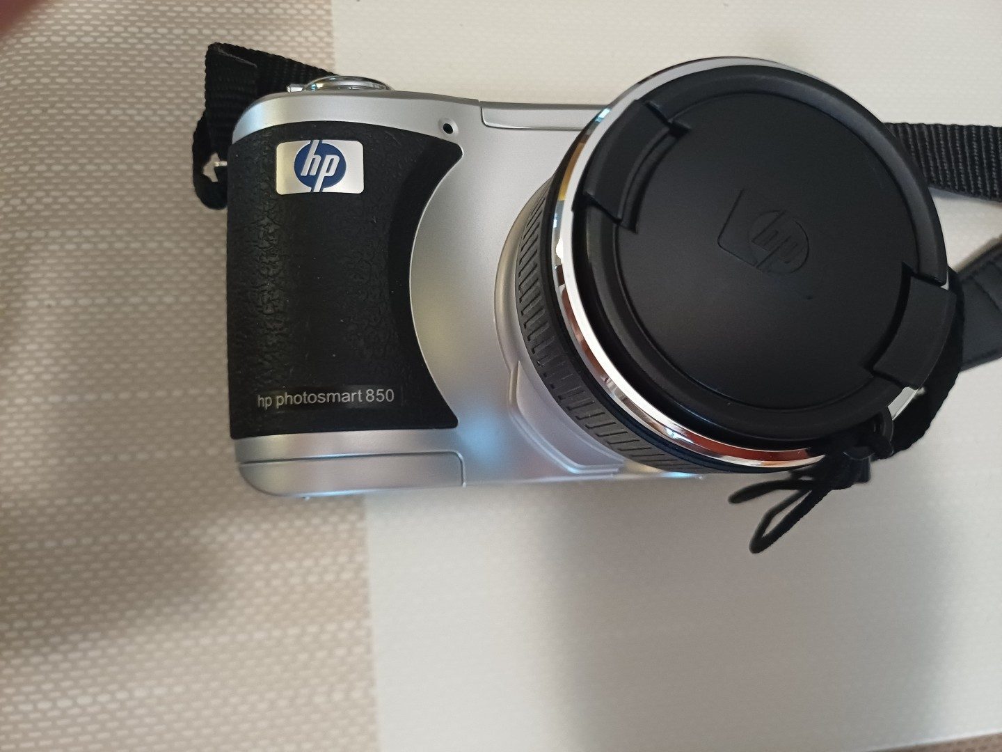 HP Silver Photosmart 850 Digital Camera 4.1MP with SD Card & Lowepro Black Camera Bag image 2
