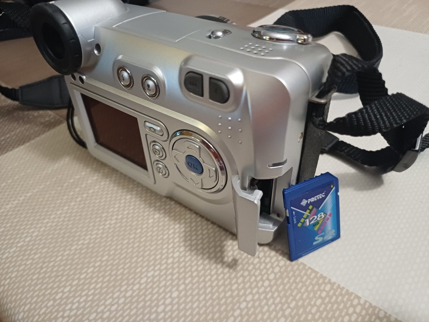 HP Silver Photosmart 850 Digital Camera 4.1MP with SD Card & Lowepro Black Camera Bag image 3