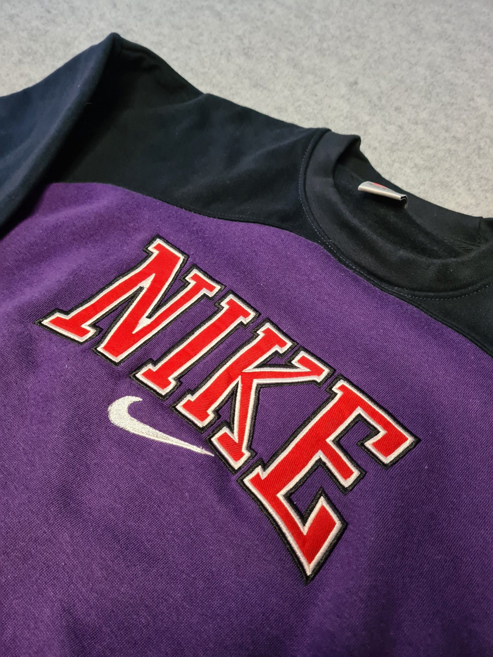 Nike Men’s Black Purple Colour Block Sweatshirt Medium Y2K 1165 image 4