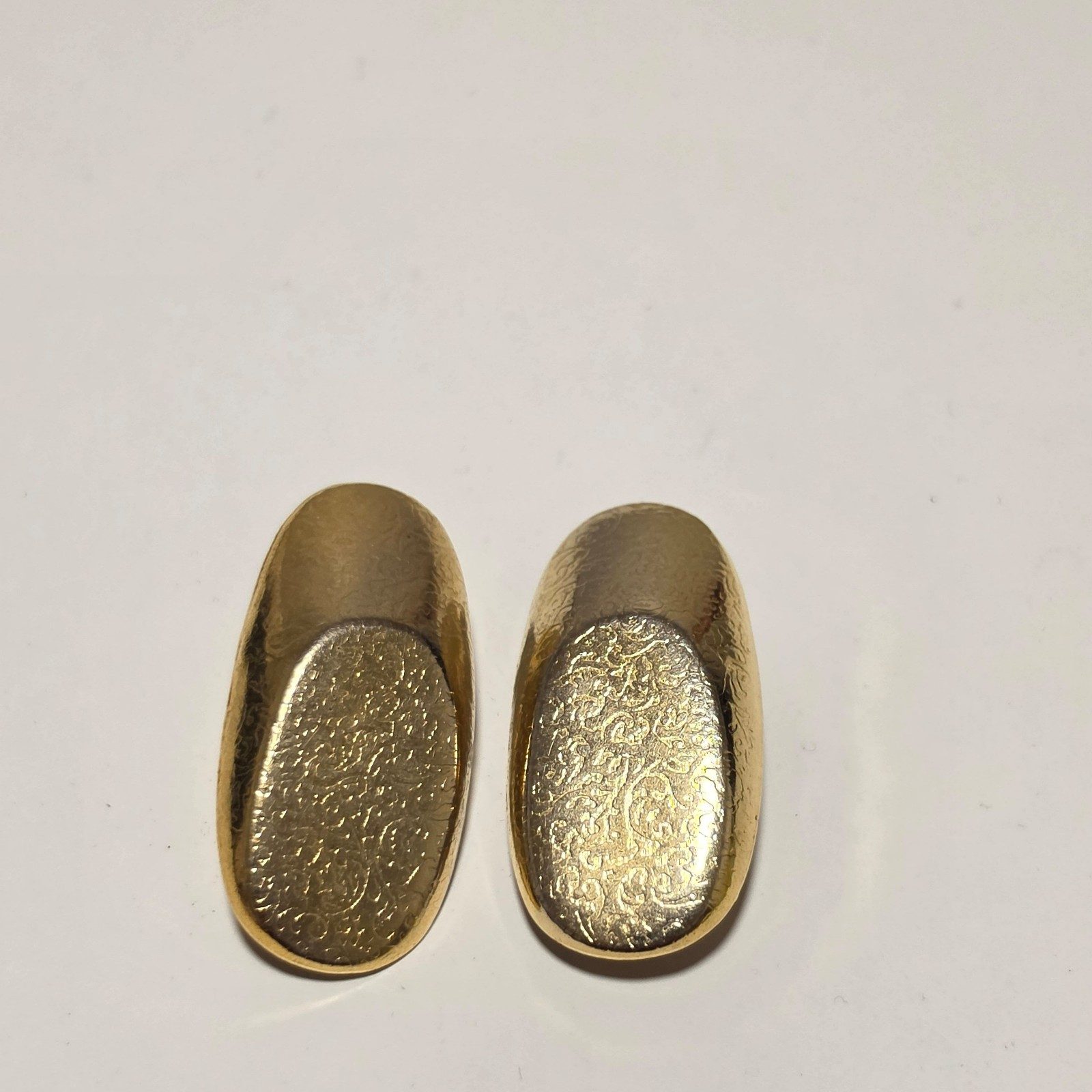 Gold Tone Oval Clip-On Vintage Earrings .1960s.b9