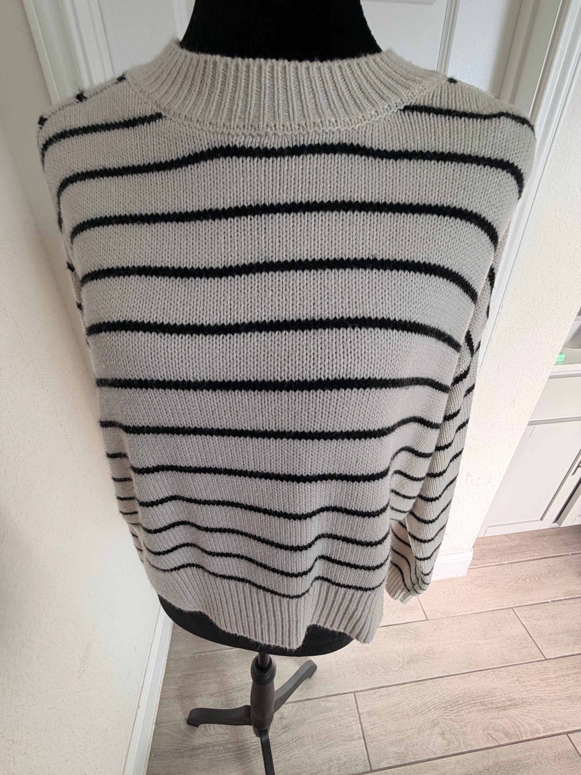Tahari Beige & Black Stripe Blend Sweater Size Medium image 7