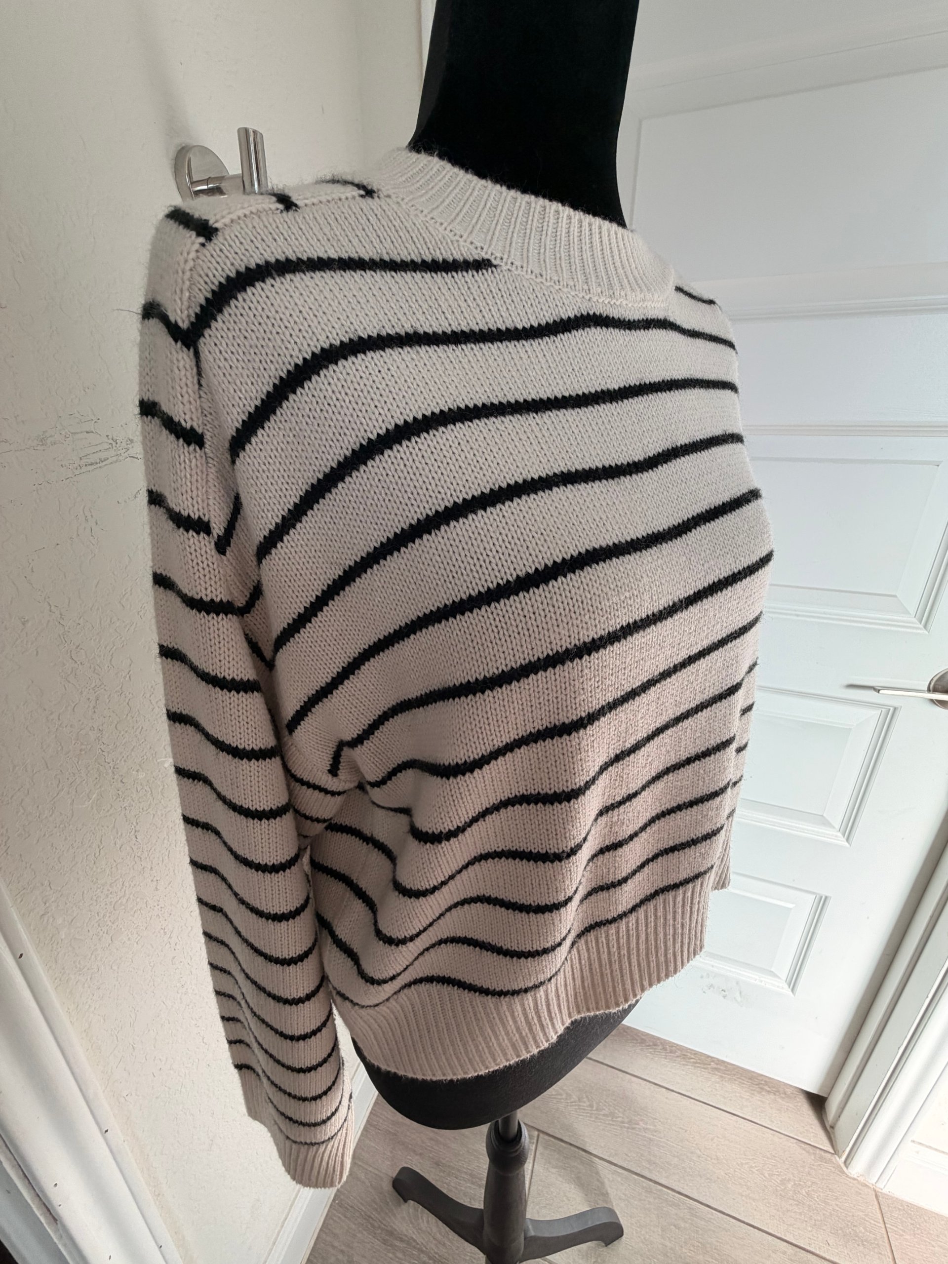 Tahari Beige & Black Stripe Blend Sweater Size Medium image 8
