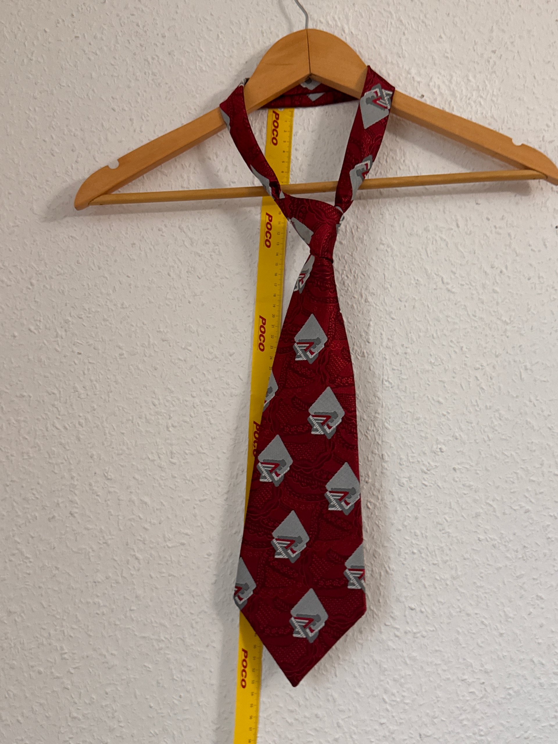 Red Patterned Men's Necktie 27 in Length 3157