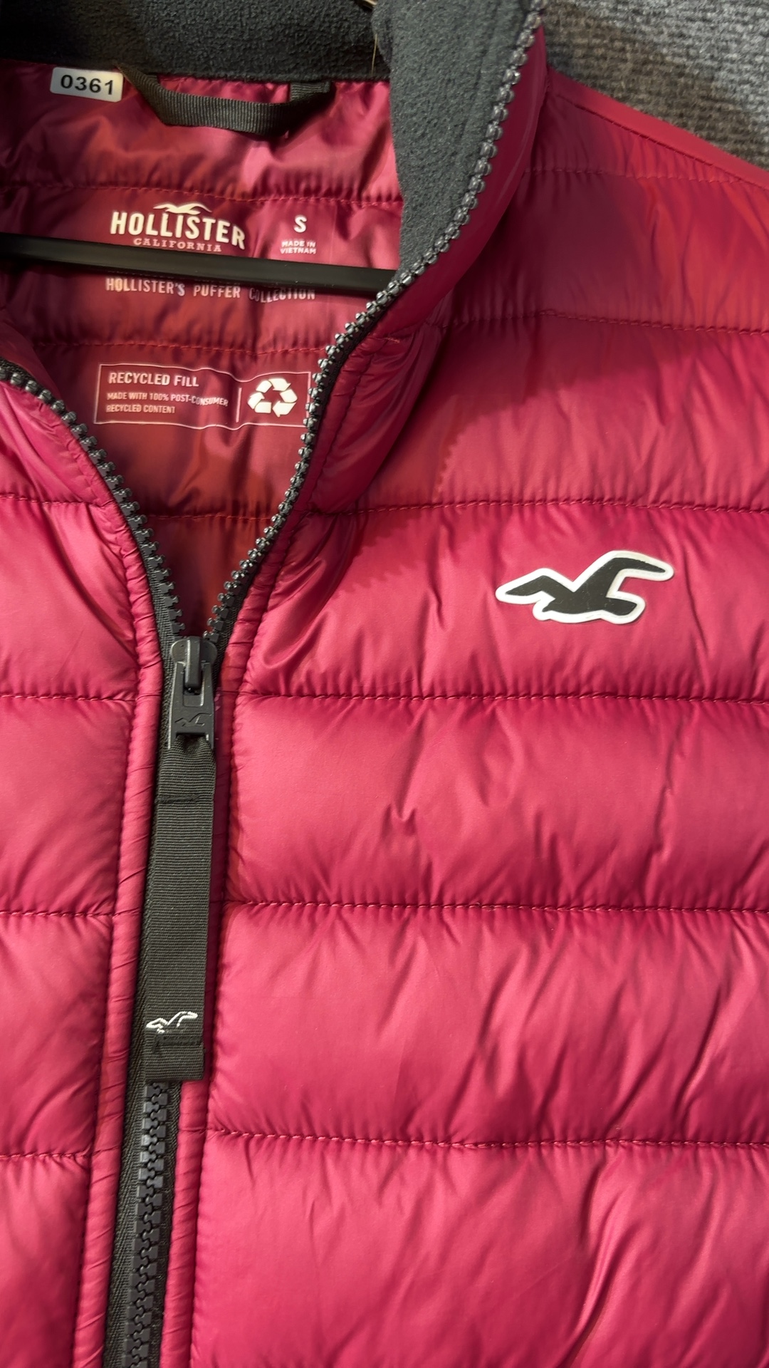 Hollister Women's Burgundy & Black Puffer Gilet Small excellent condition image 4