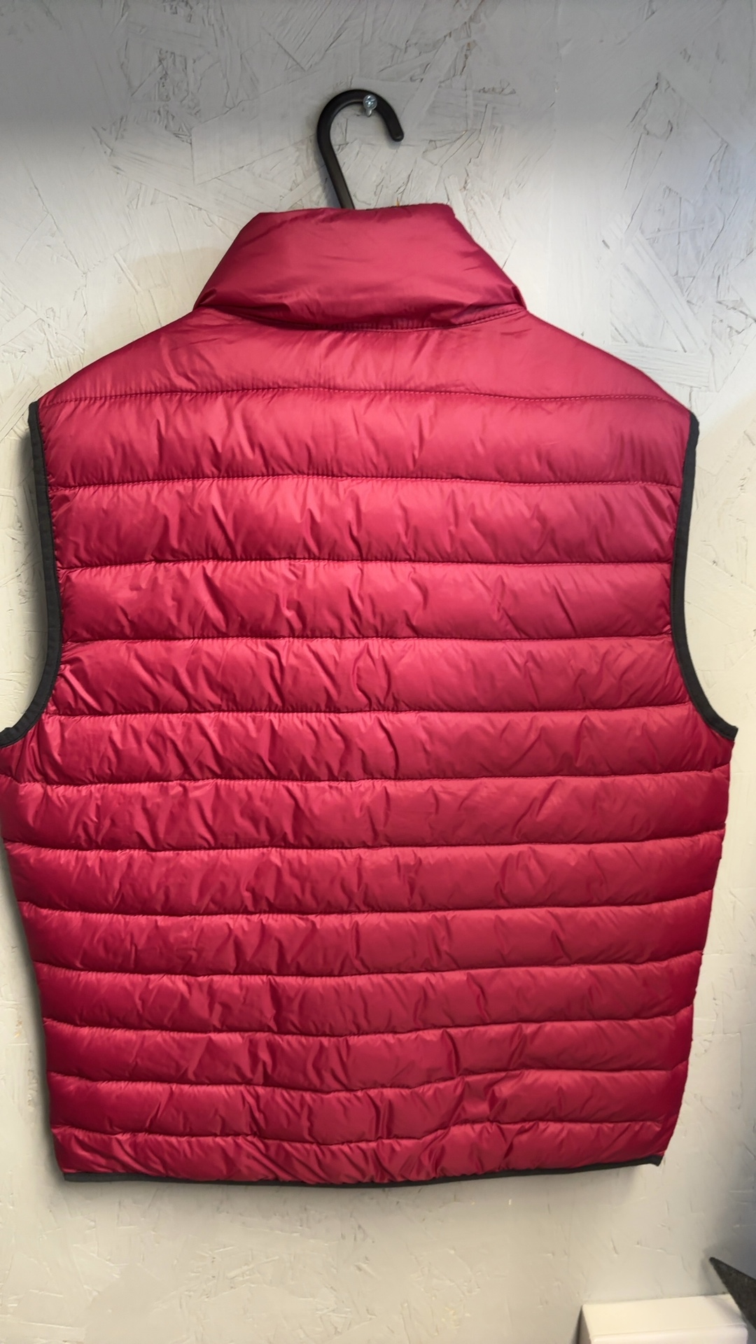 Hollister Women's Burgundy & Black Puffer Gilet Small excellent condition image 5