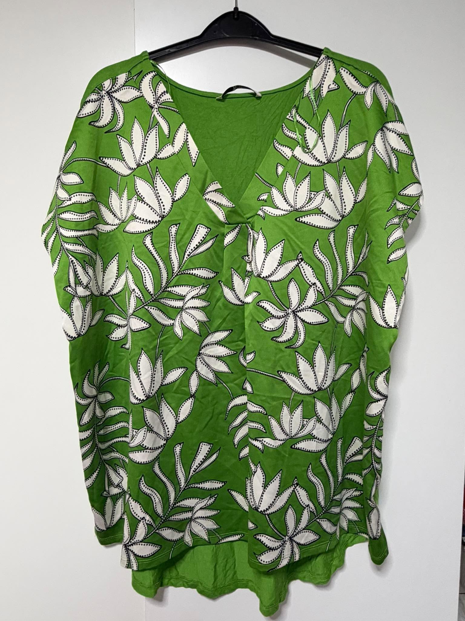 TU Size 16 Green Floral Silk Feel Blouse V Neck Floaty Tunic Top