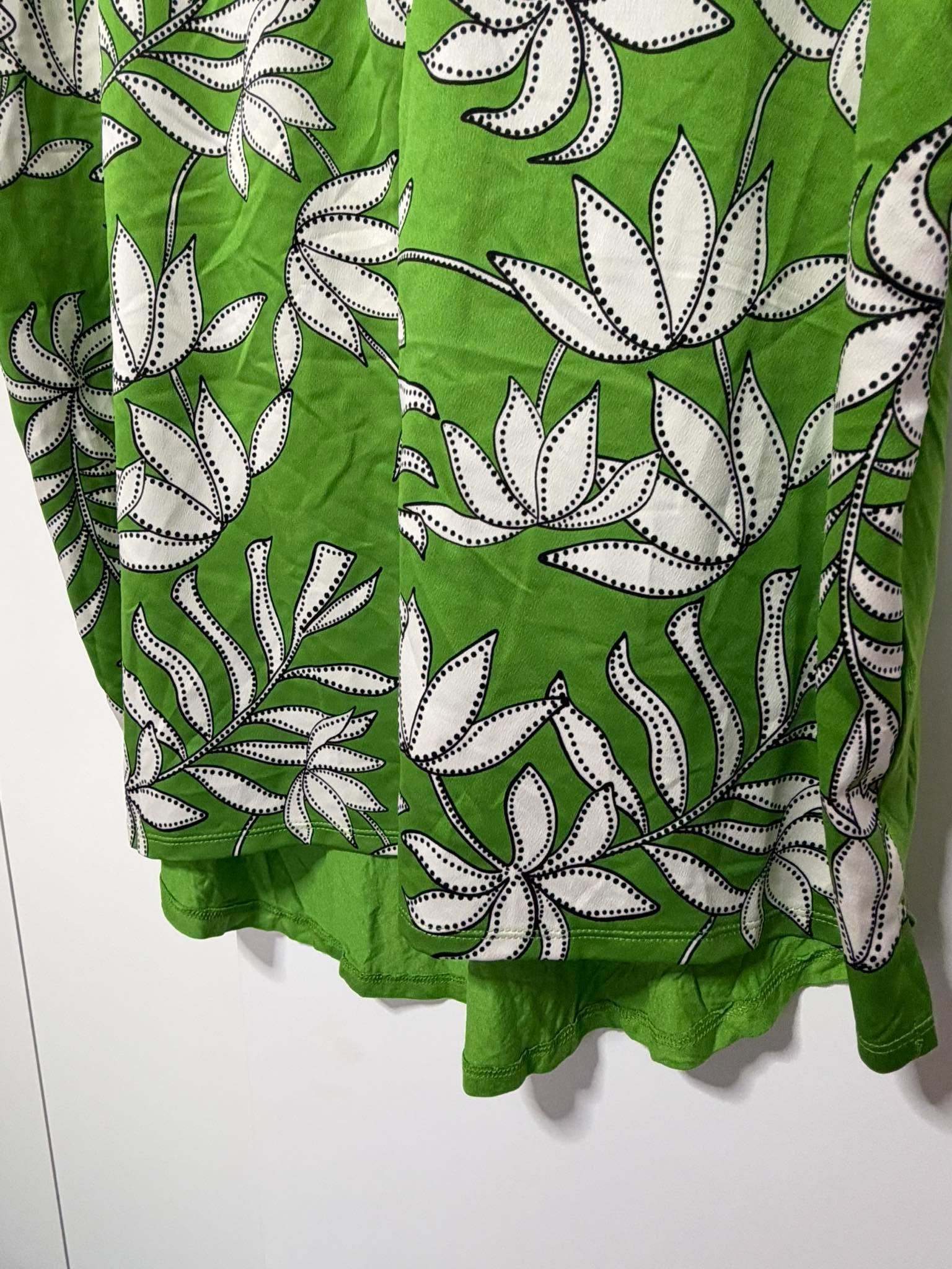 TU Size 16 Green Floral Silk Feel Blouse V Neck Floaty Tunic Top image 3