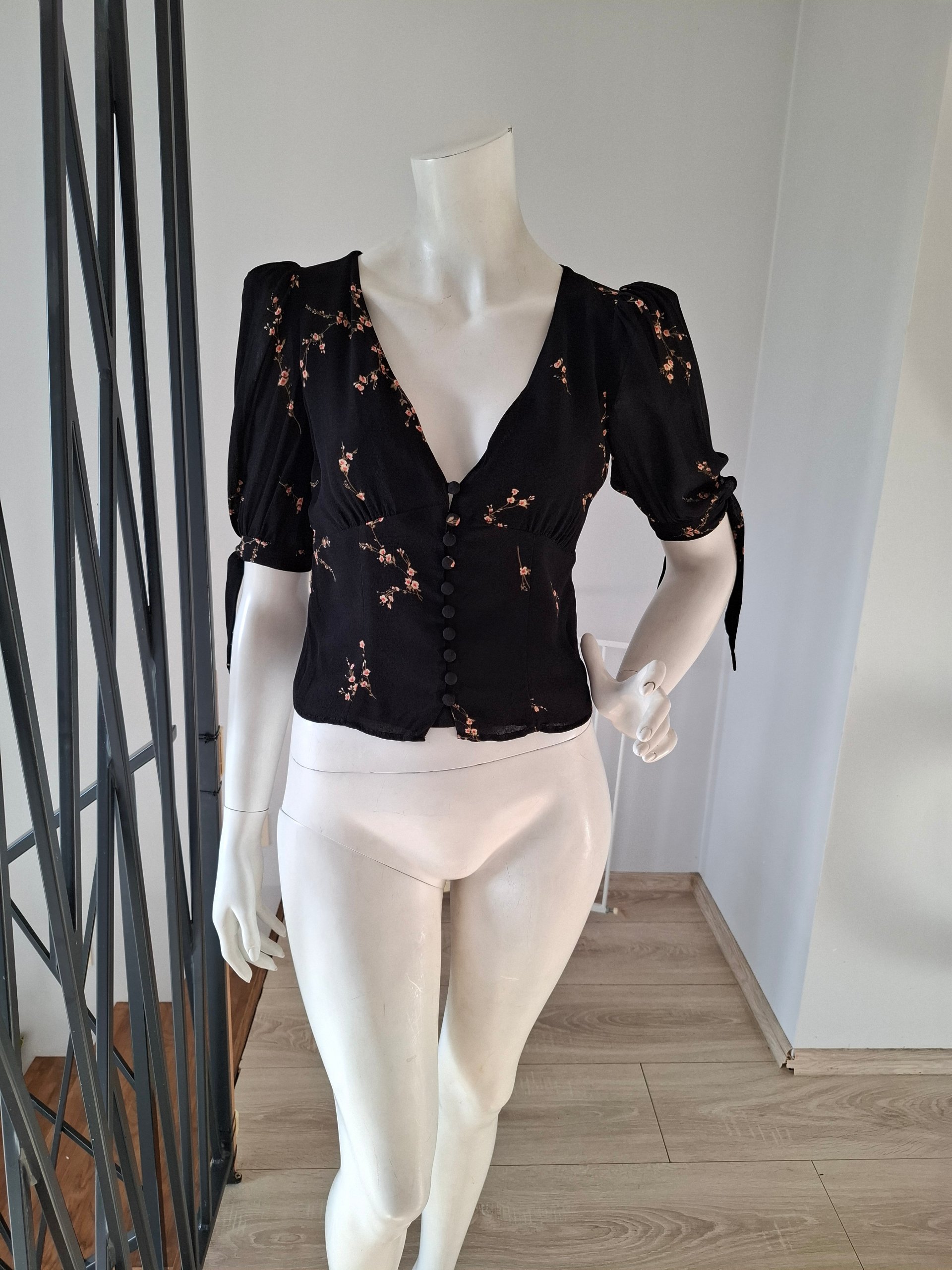 New Reformation Black Floral Print Button-Front Blouse Size L image 8