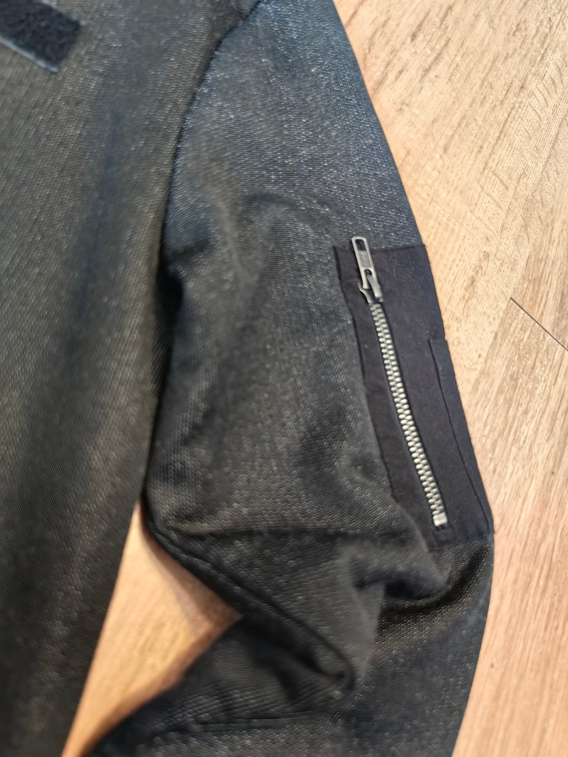 Stilīgs H&M vīriešu džemperis / bomberis ar rāvējslēdzi un kabatām image 3