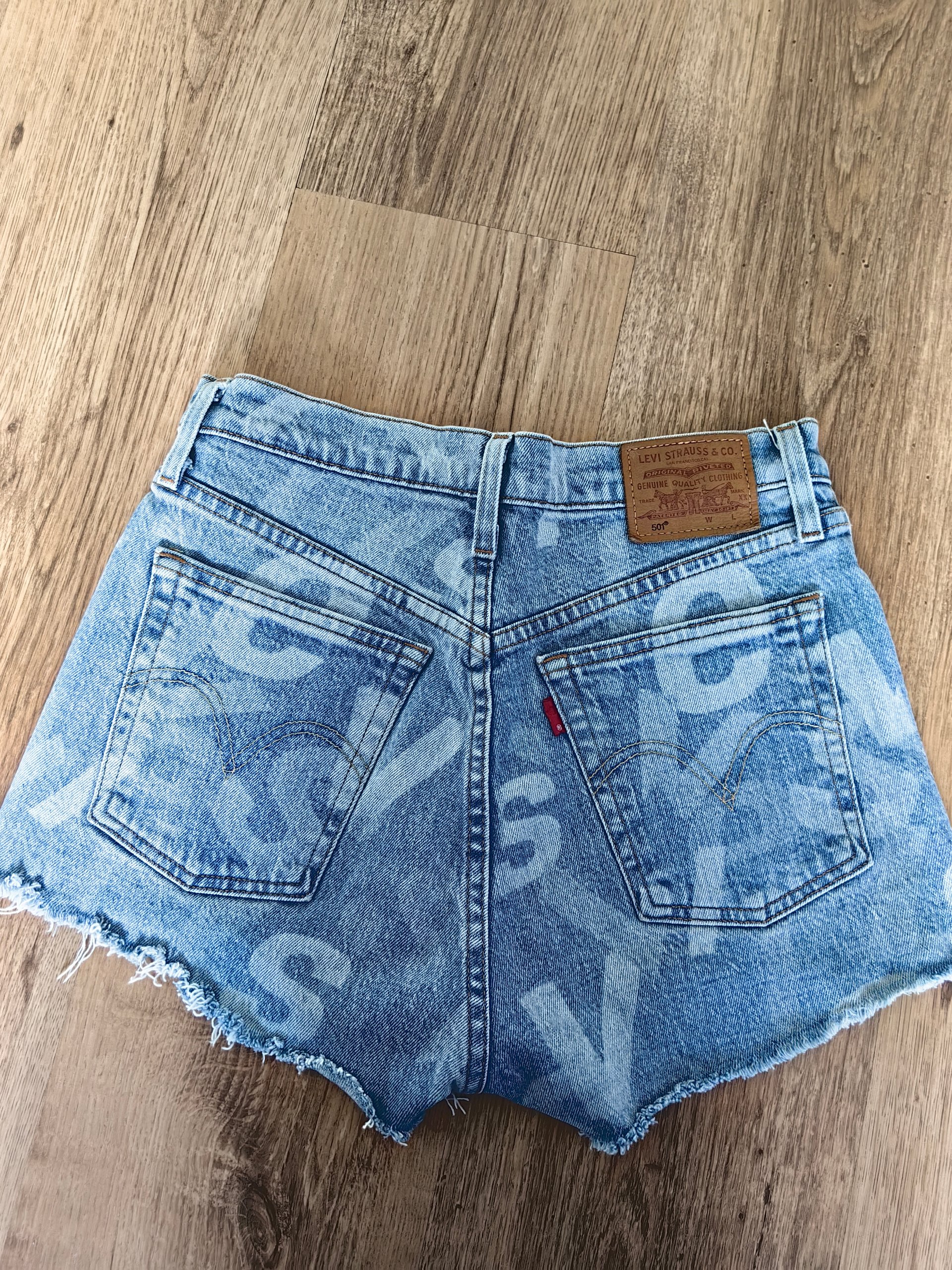Stilīgi Levi's Premium 501 džinsa šorti ar apdruku image 3