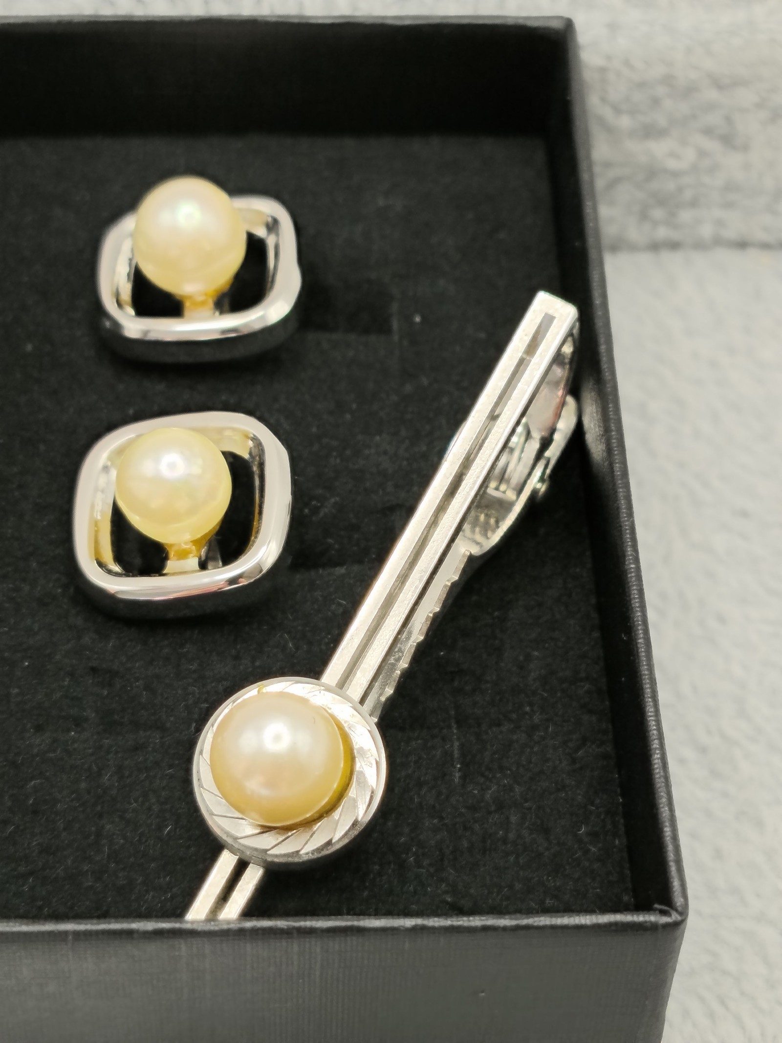 Pearl Silver Tone Men’s Tie Clip & Cufflinks Set image 2