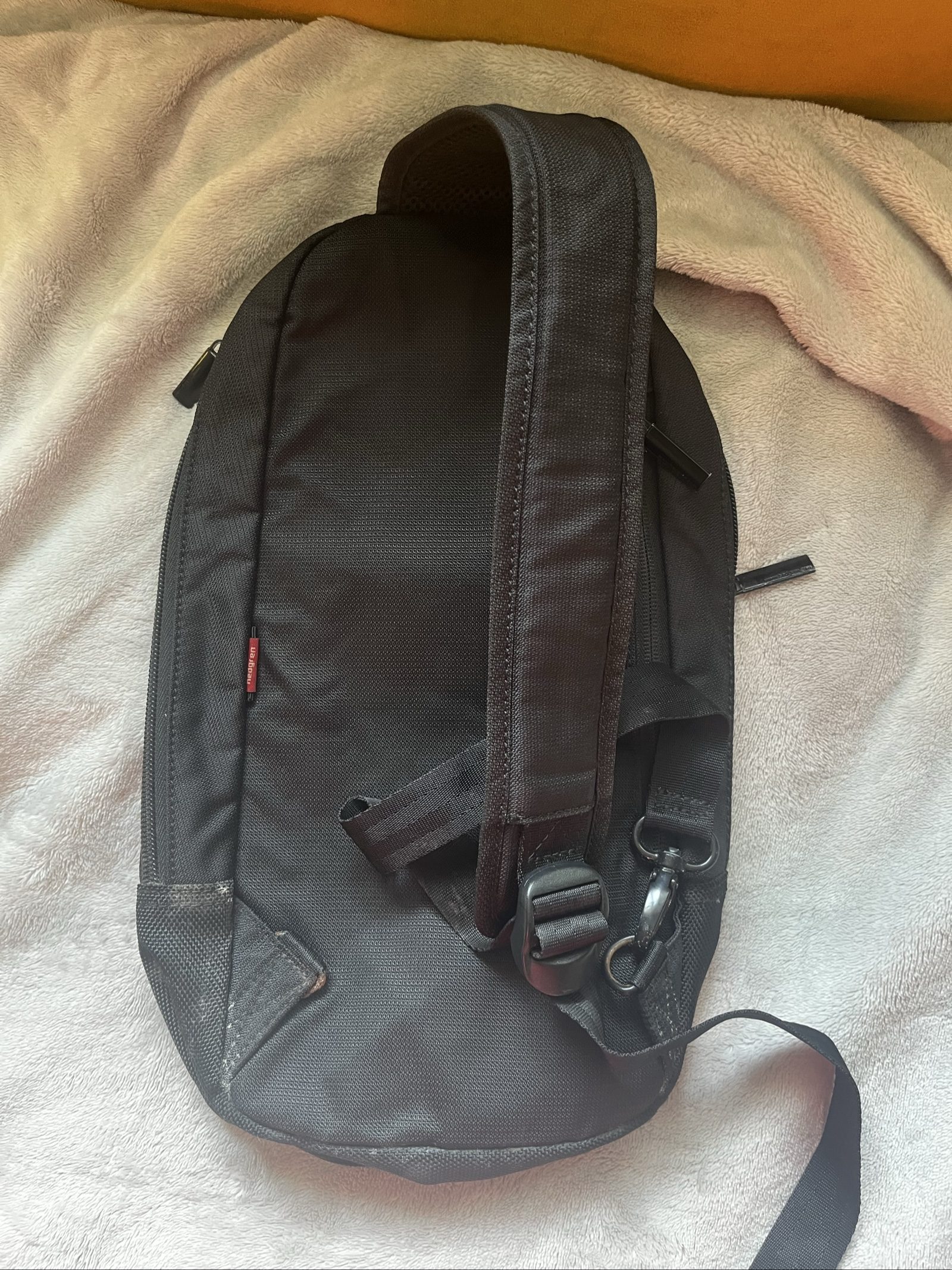 Hedgren Black Sling Bag Crossbody image 4