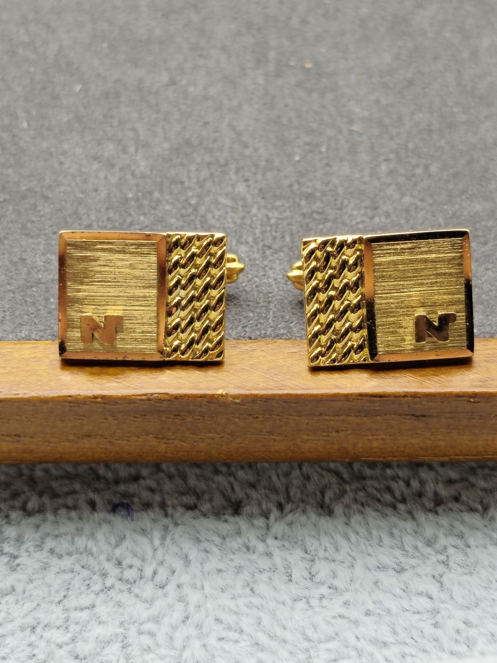 Nina Ricci Gold Tone Cufflinks & Tie Clip Set image 4