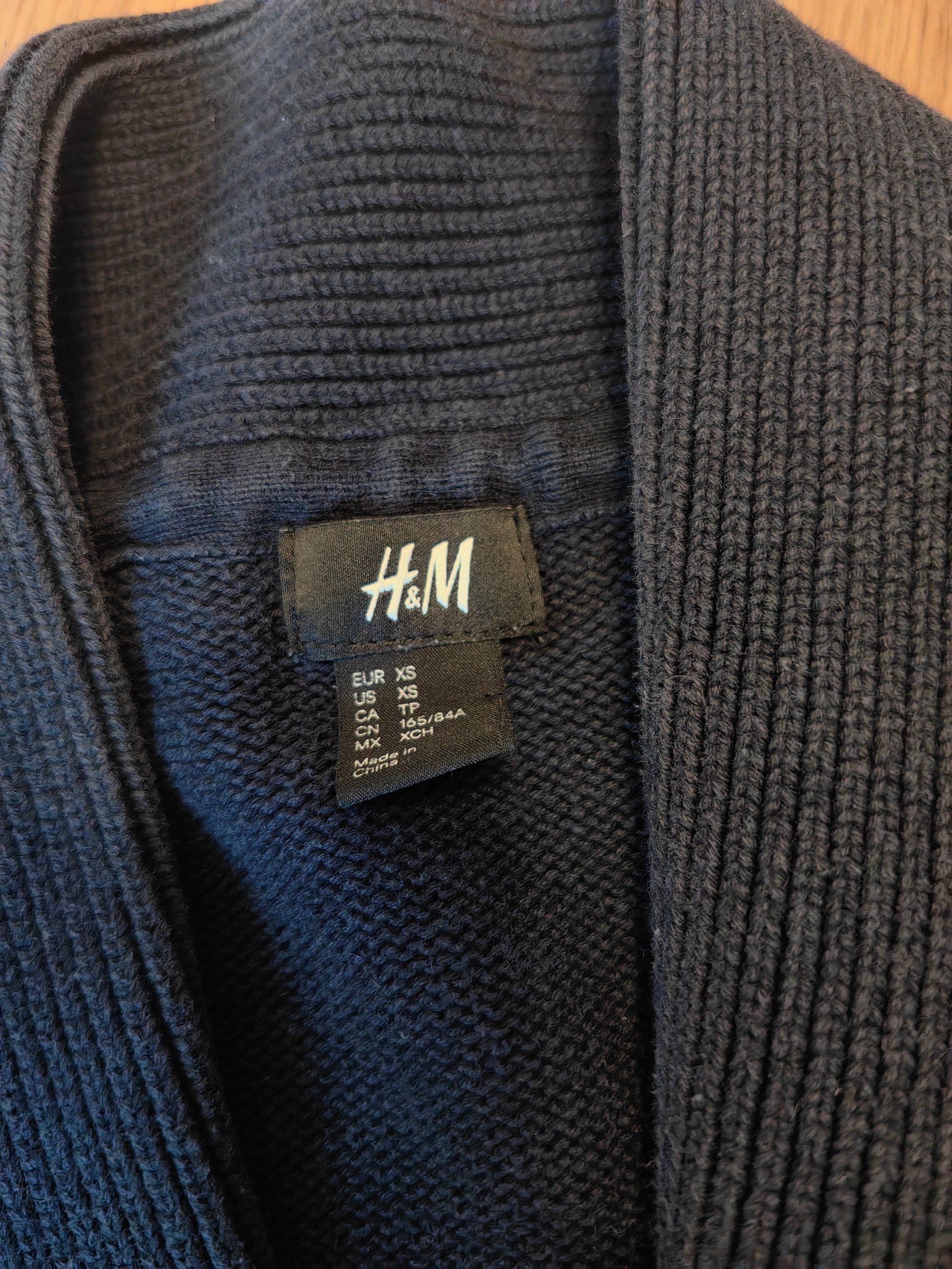 Stilīga un ērta H&M adīta jaciņa ar dekoratīvu aizdari image 3