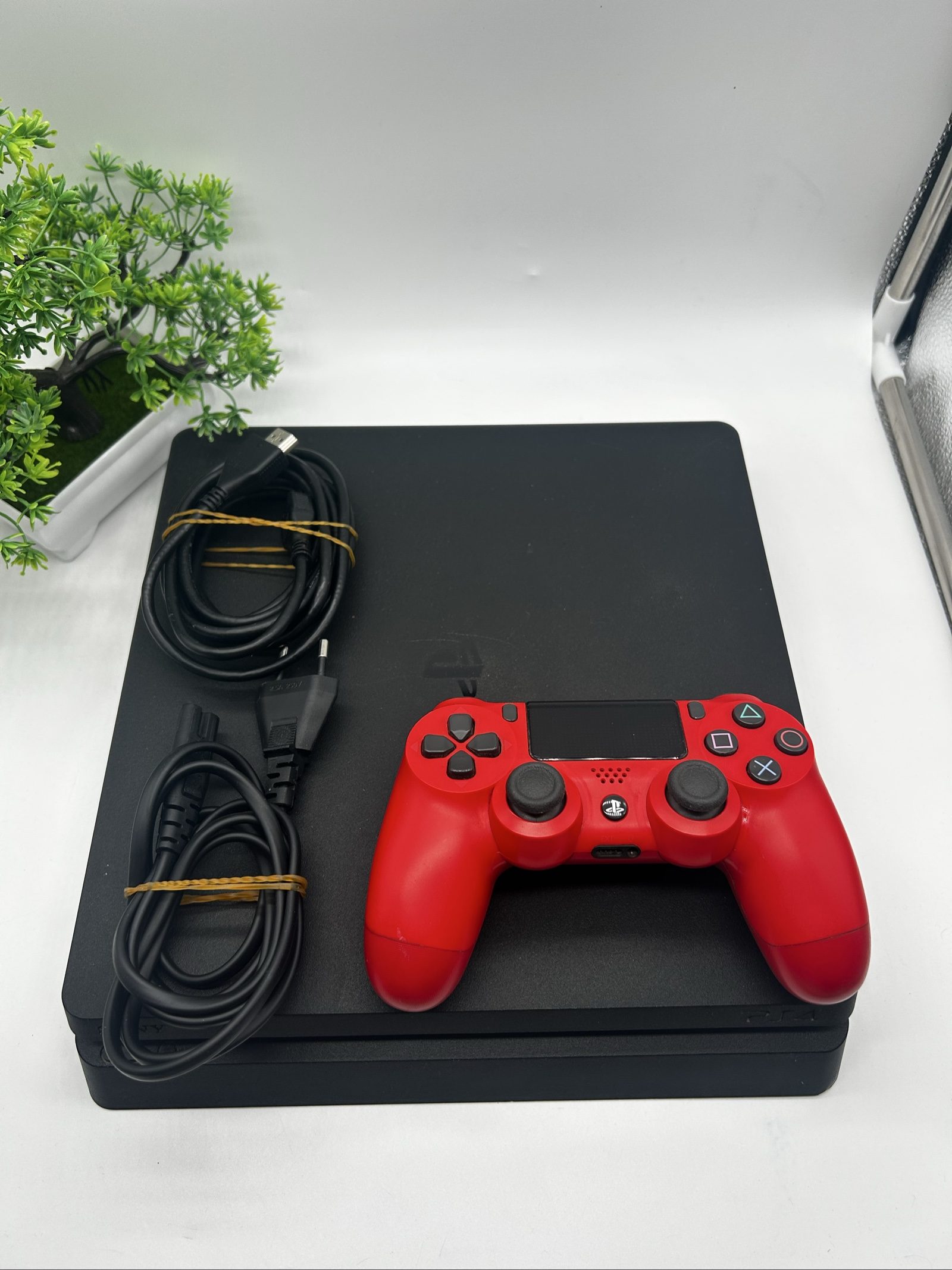 Sony PS4 Slim 1TB – Firmware 13.52 + Controller Originale Rosso – Completa