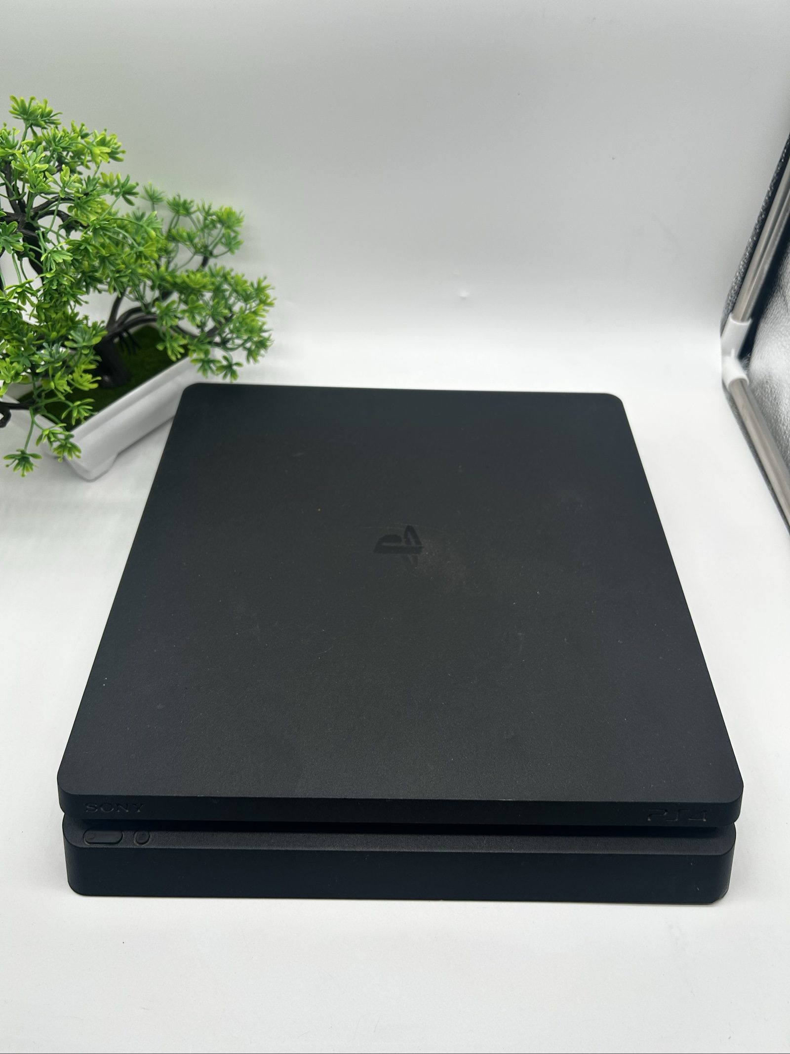 Sony PS4 Slim 1TB – Firmware 13.52 + Controller Originale Rosso – Completa image 3