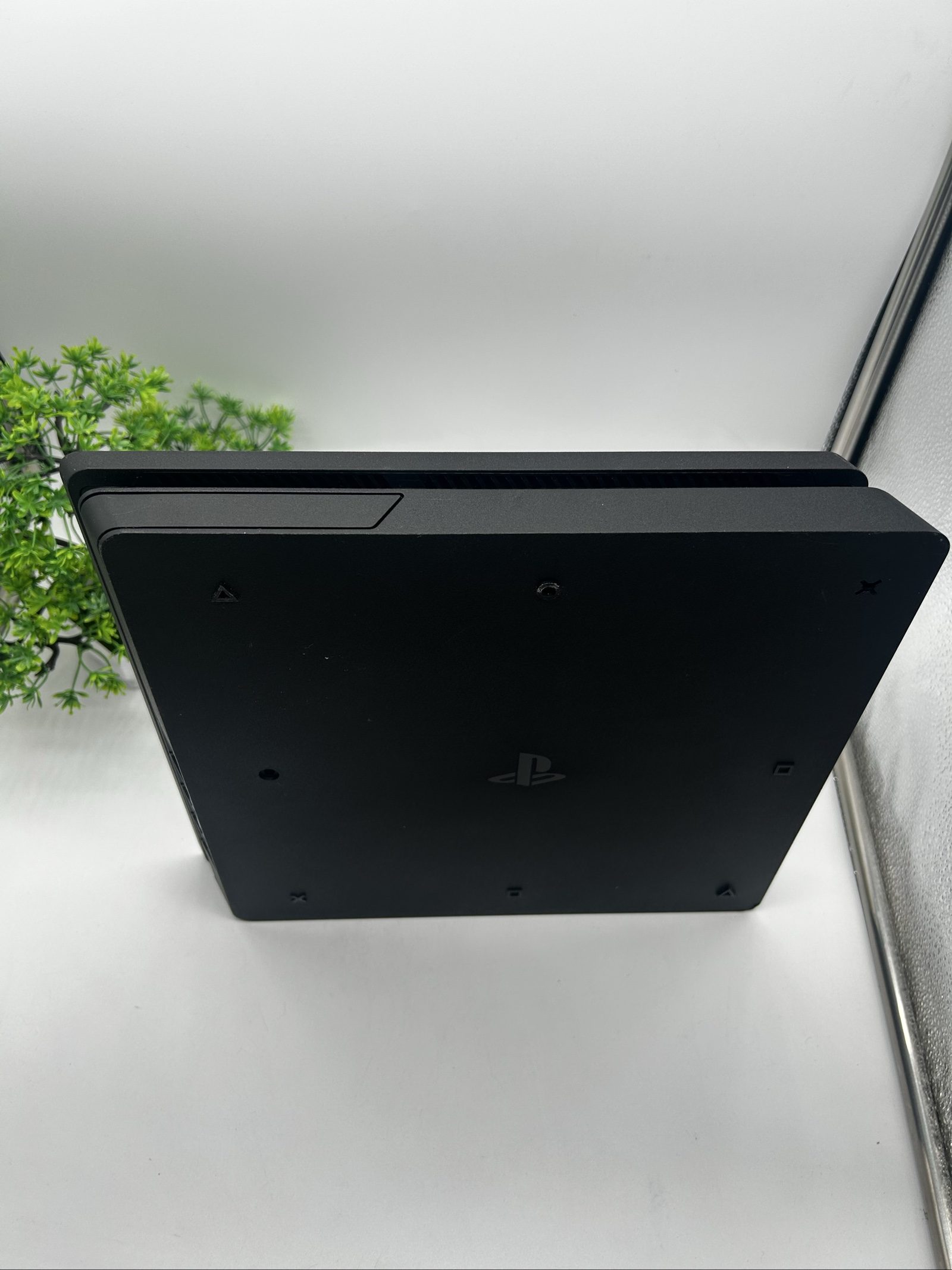 Sony PS4 Slim 1TB – Firmware 13.52 + Controller Originale Rosso – Completa image 4