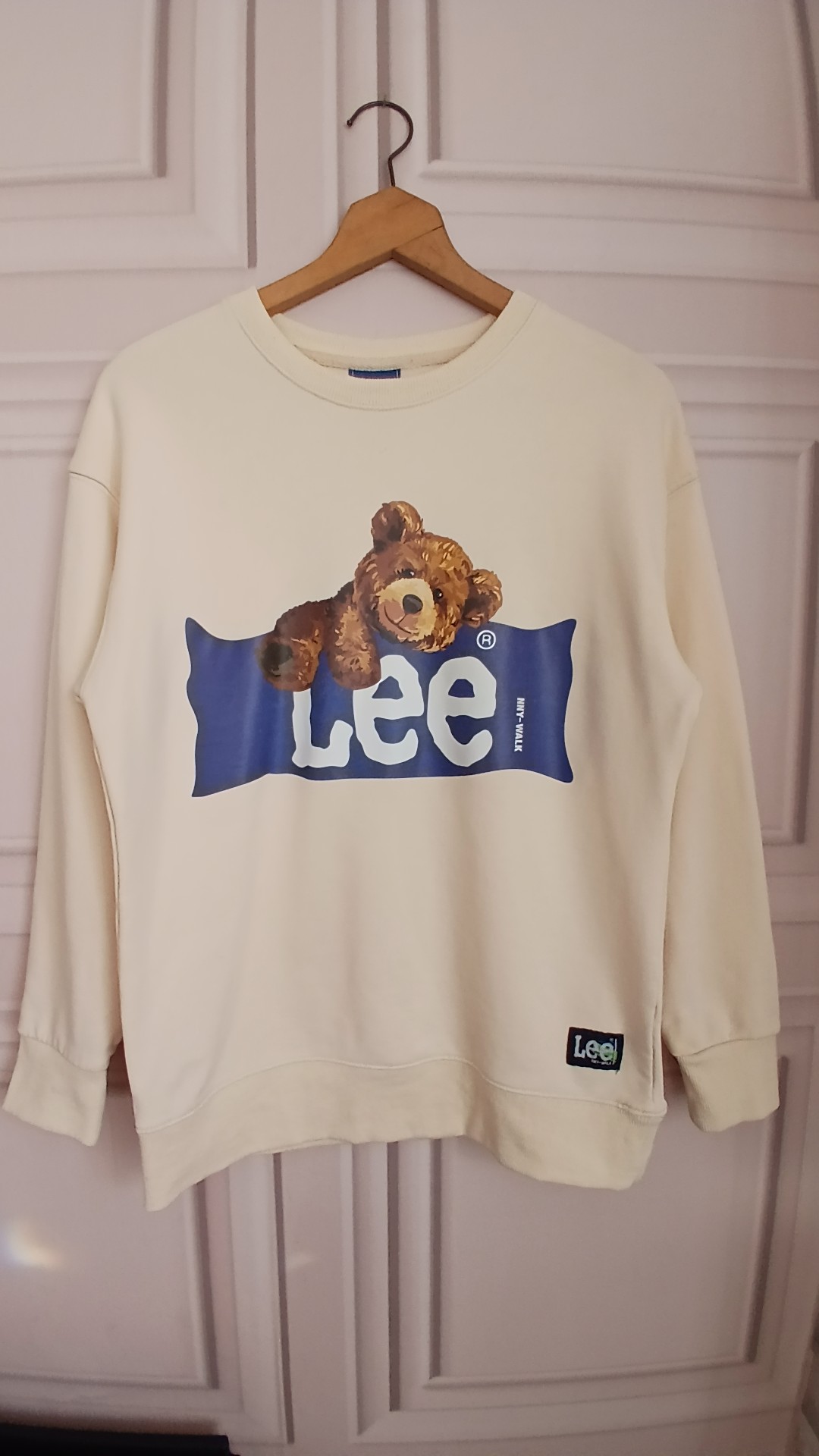 Cream Bear Graphic Sweatshirt Medium Cotton