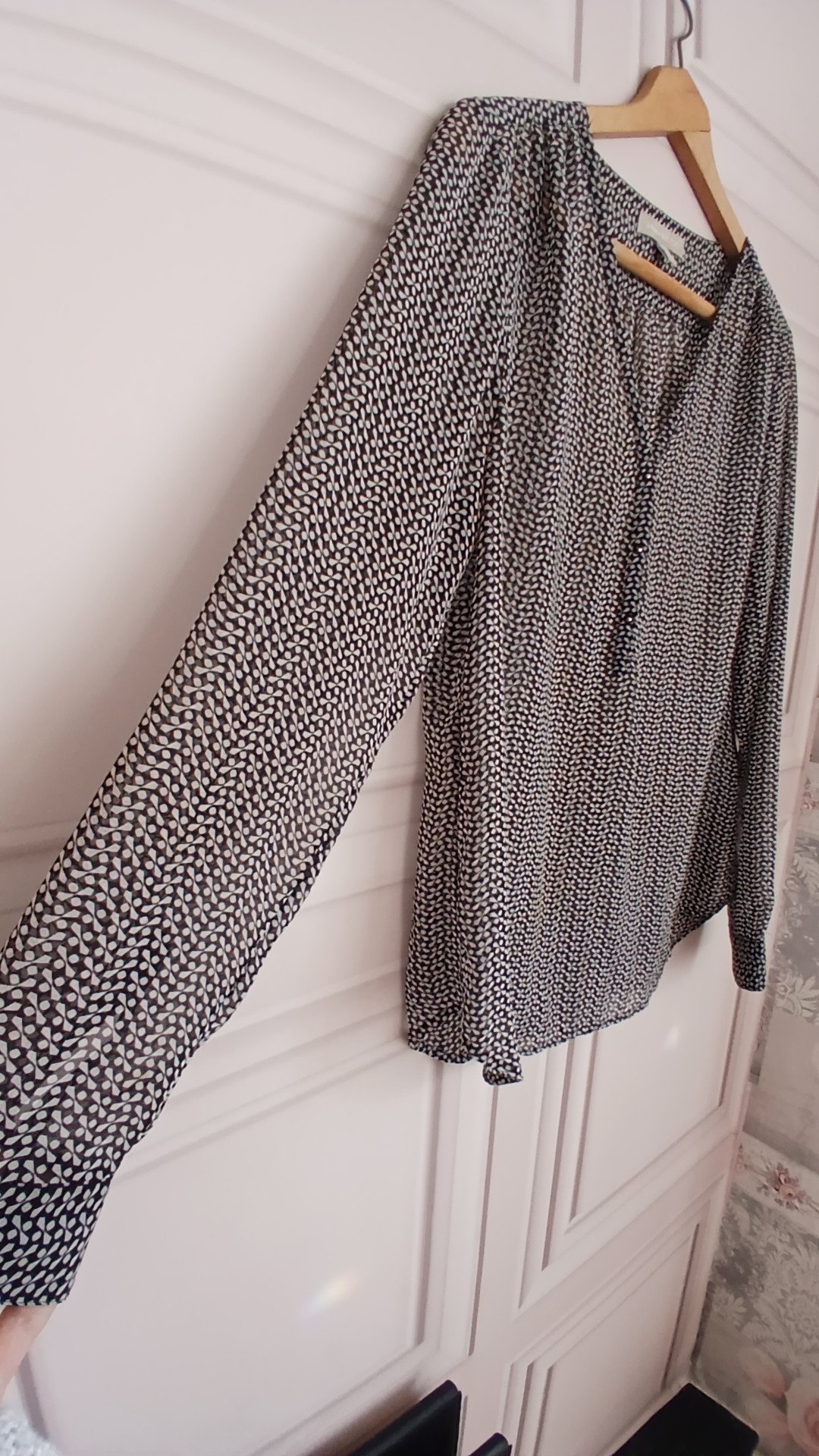 Banana Republic Black & White Printed Sheer Long Sleeve Blouse Size M image 2