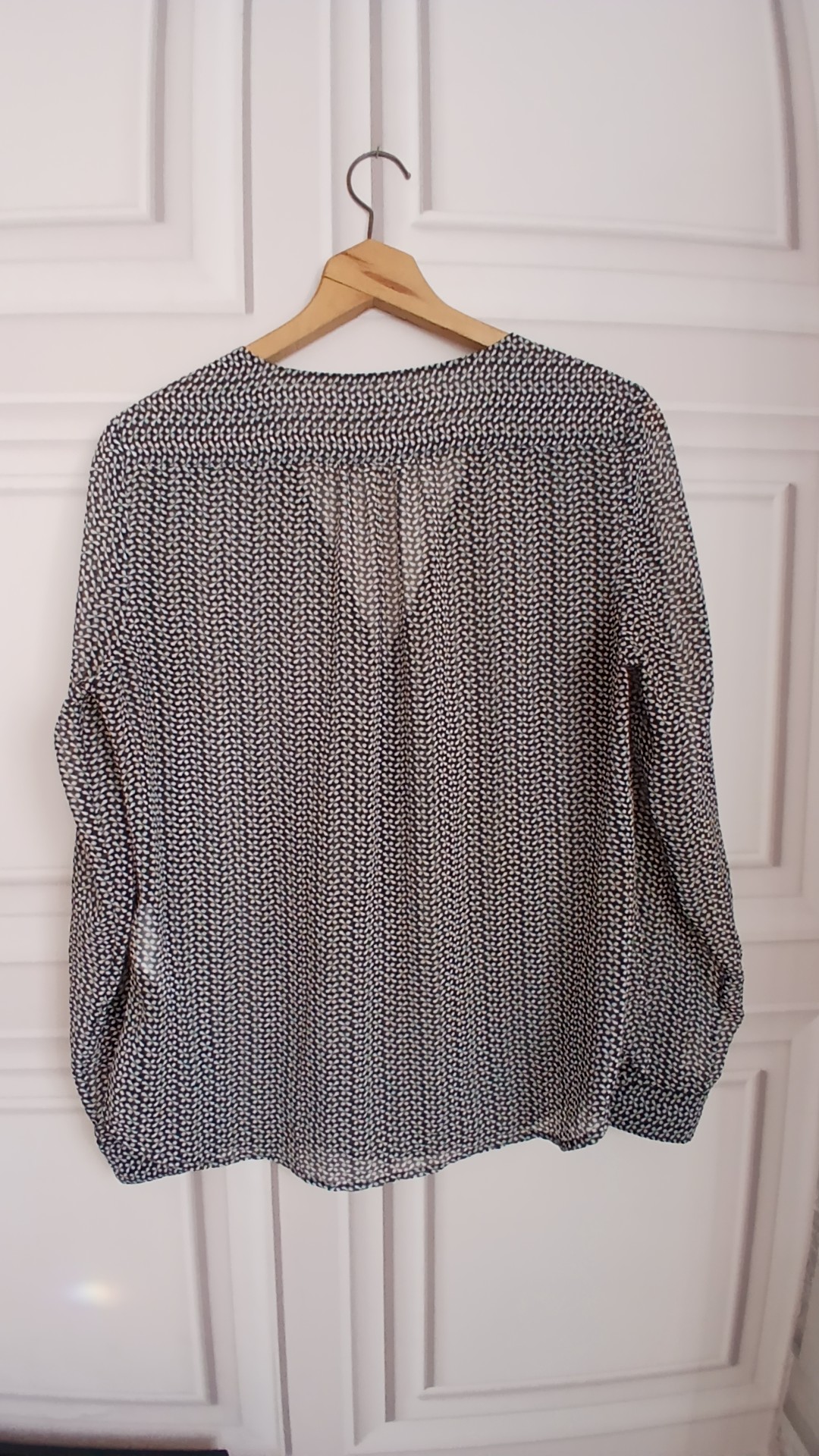Banana Republic Black & White Printed Sheer Long Sleeve Blouse Size M image 3