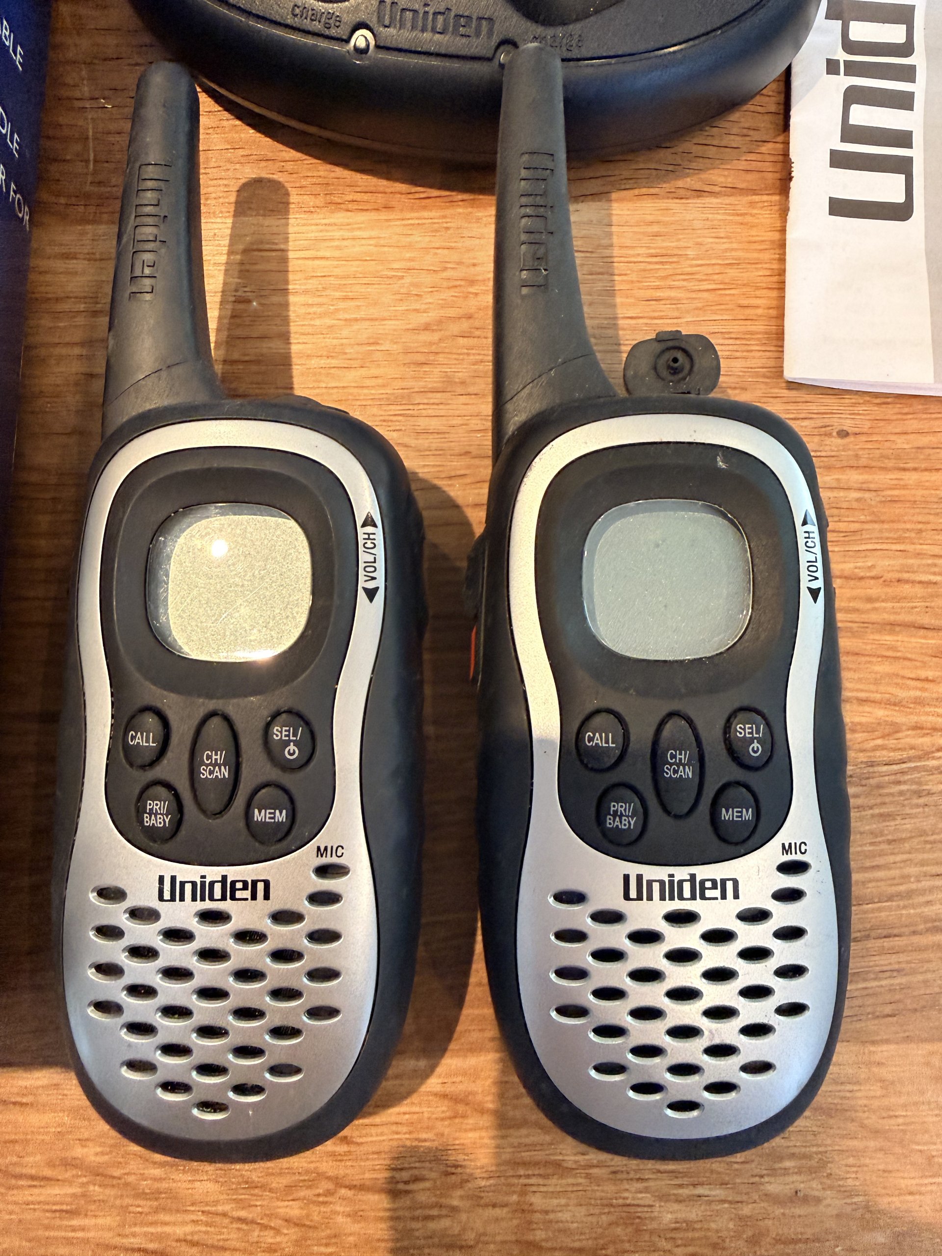 Uniden PMR885 2 Way Radio Set with Charger & Manuals - spares or repair image 3