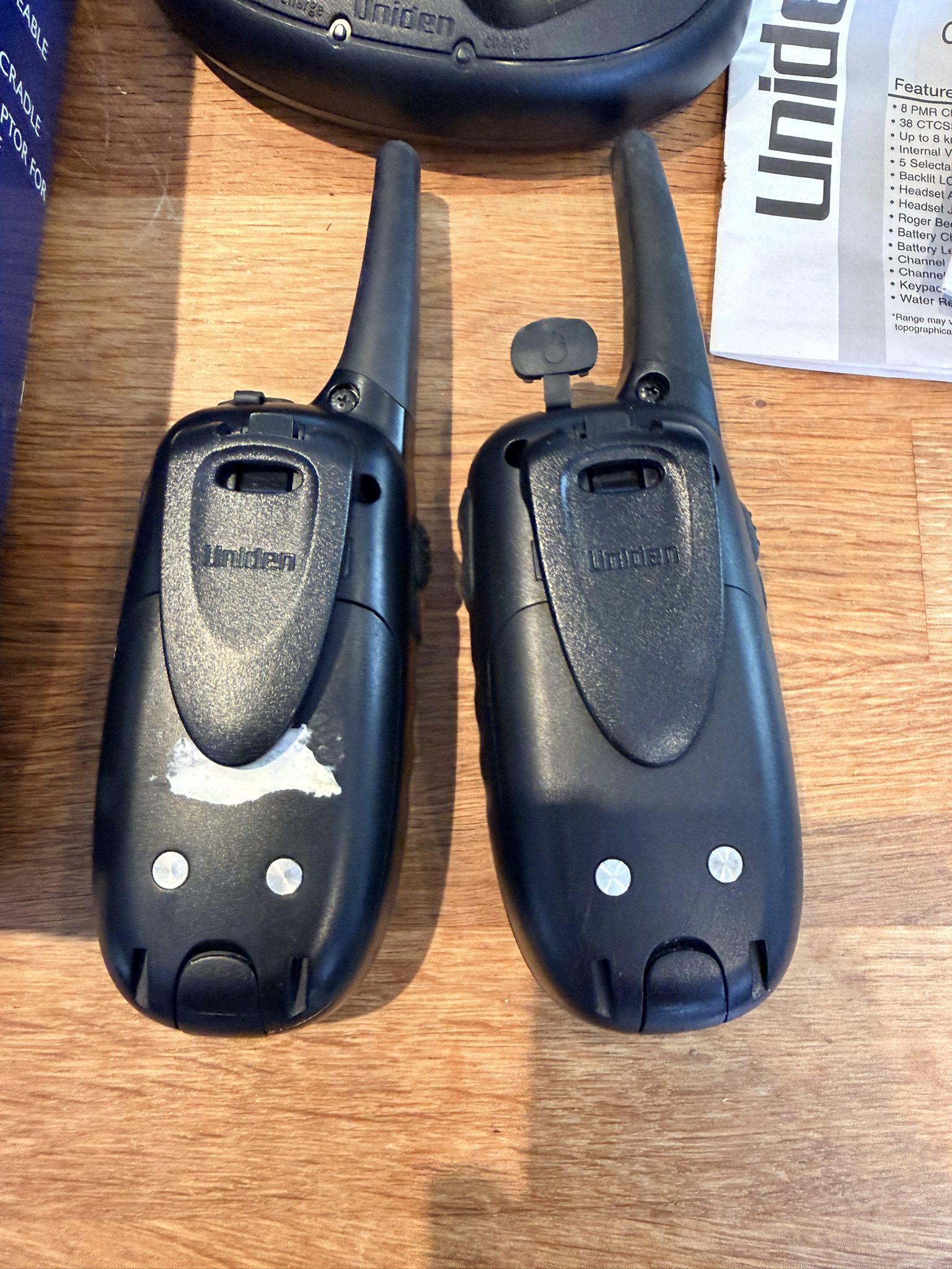 Uniden PMR885 2 Way Radio Set with Charger & Manuals - spares or repair image 4