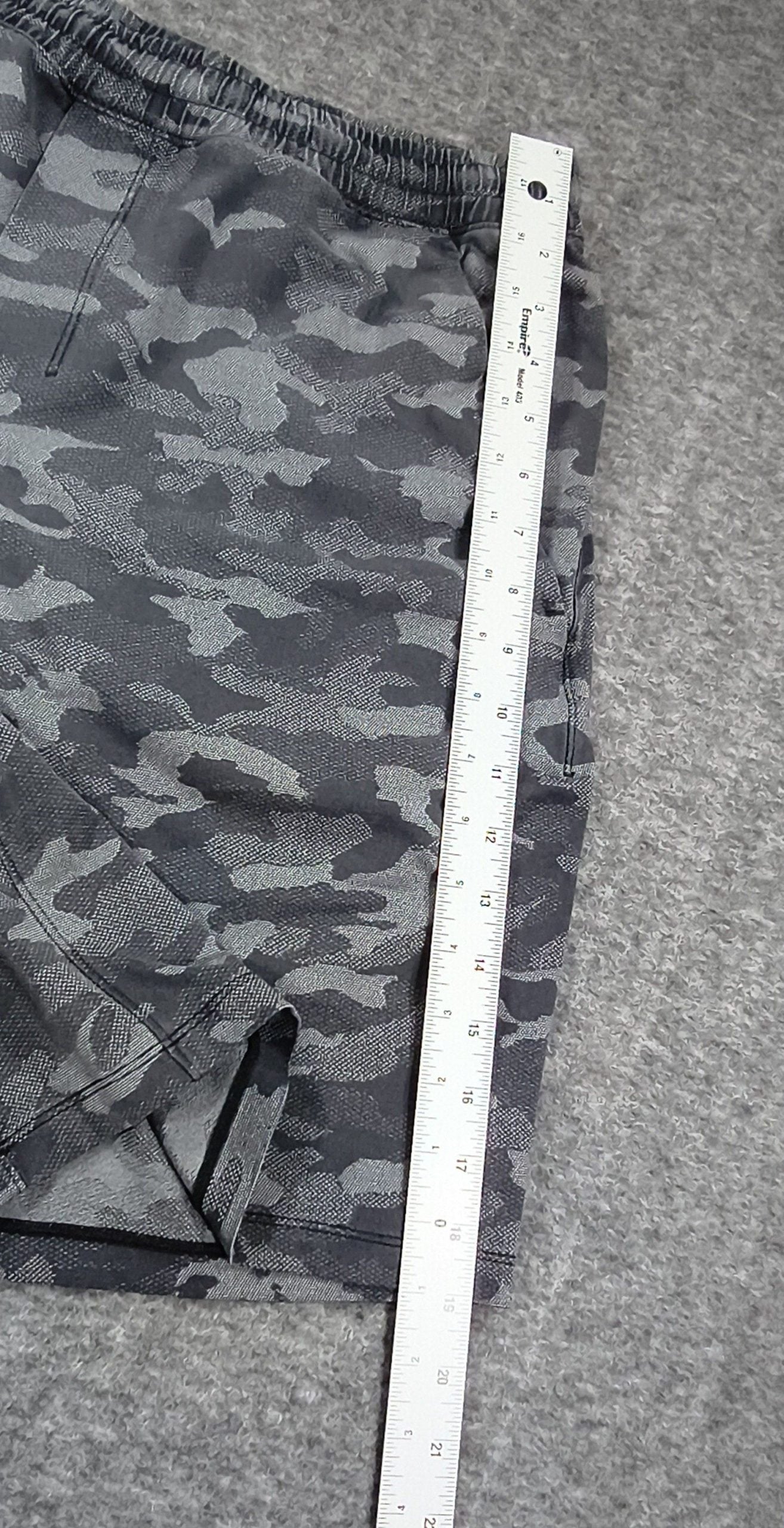 Lululemon Grey Camo Men's Athletic Shorts Large image 9