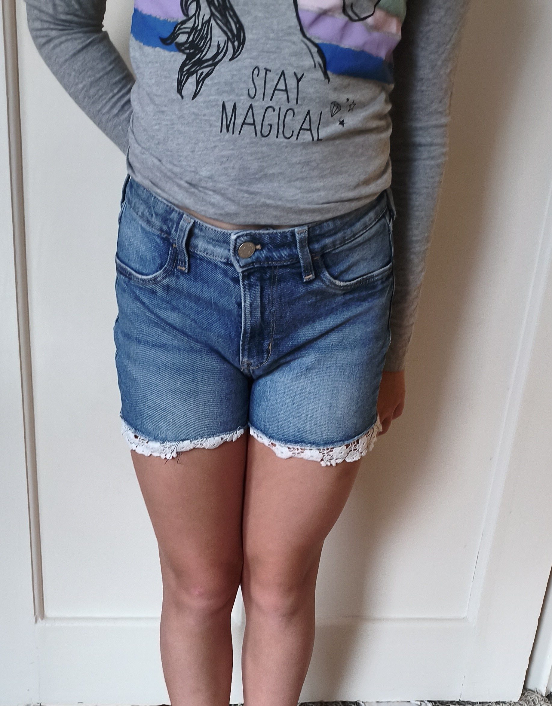 Jeans-Shorts Mädchen Blau mit gesticktem Saum von &DENIM