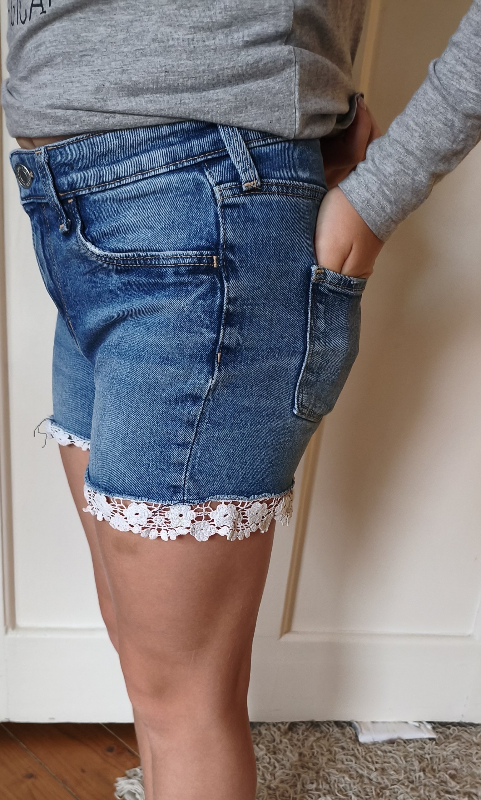 Jeans-Shorts Mädchen Blau mit gesticktem Saum von &DENIM image 3
