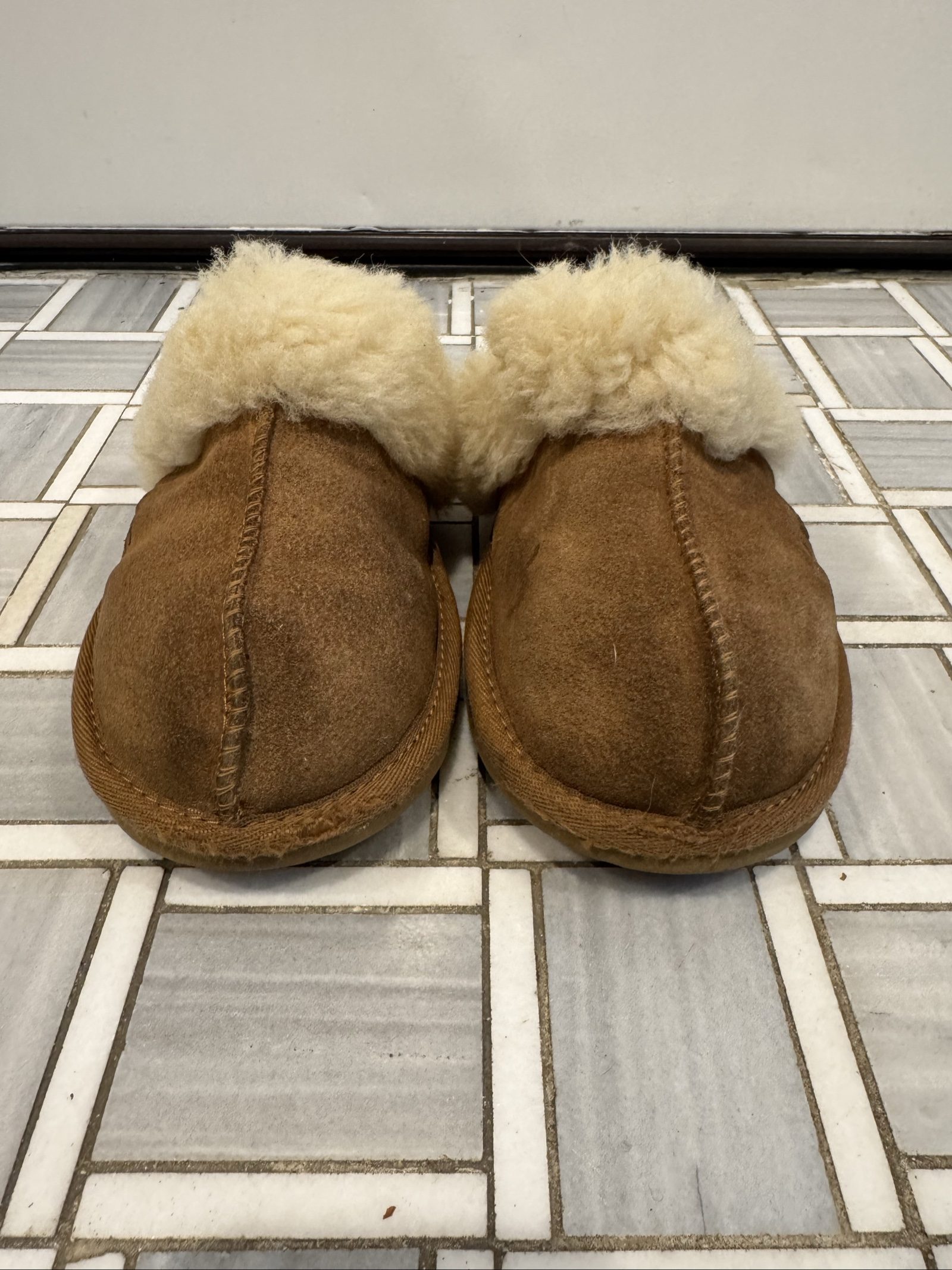 Women’s UGG Scuffette II Slippers – Chestnut – Size 3