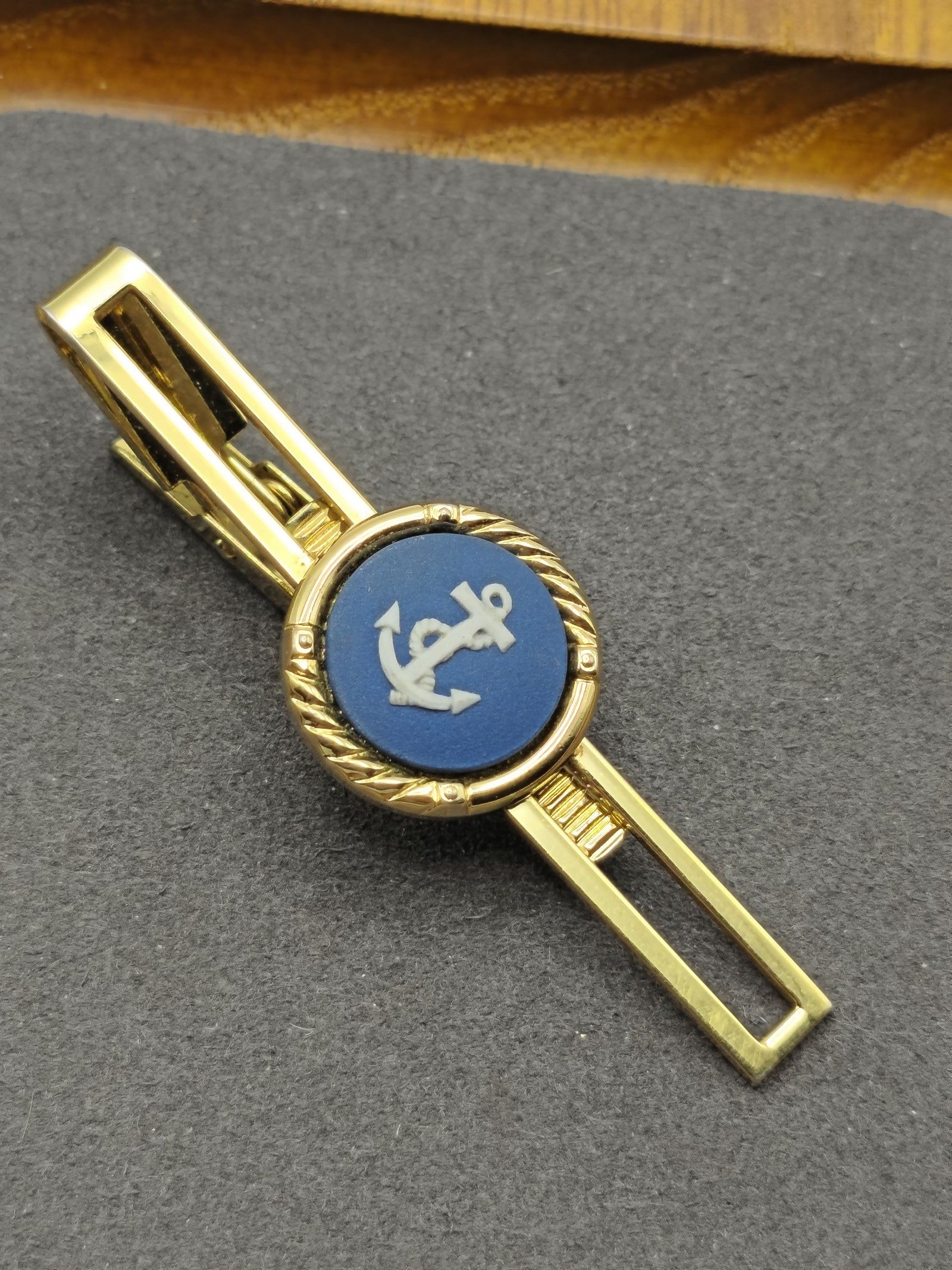 Wedgewood Gold Tone & Blue Anchor Design Tie Clip image 3
