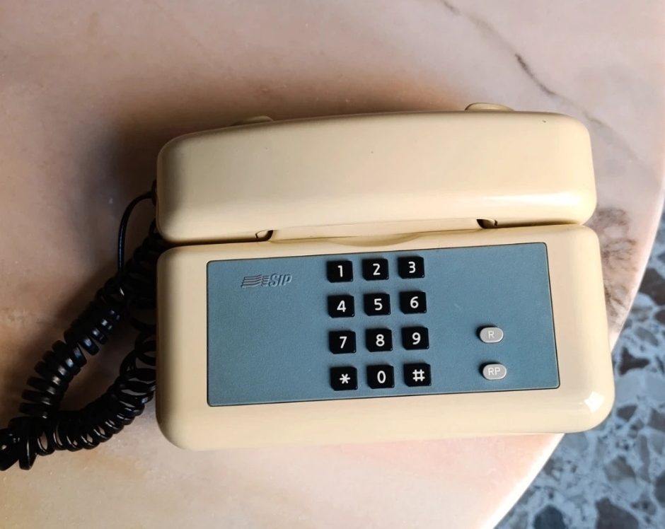Telefono Fisso SIP Beige con Tastiera Digitale / SIP Beige Landline Phone with Digital Keypad