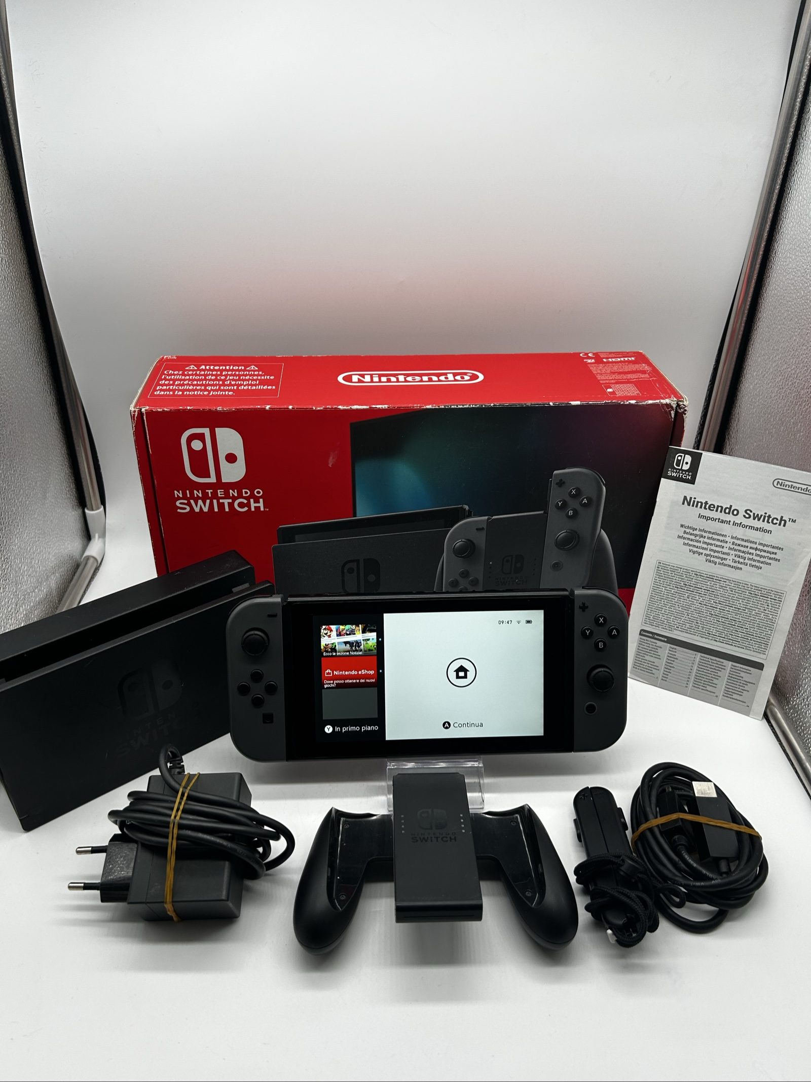 Nintendo Switch V2 Grigia + Scatola + Accessori Originali – Ottime Condizioni