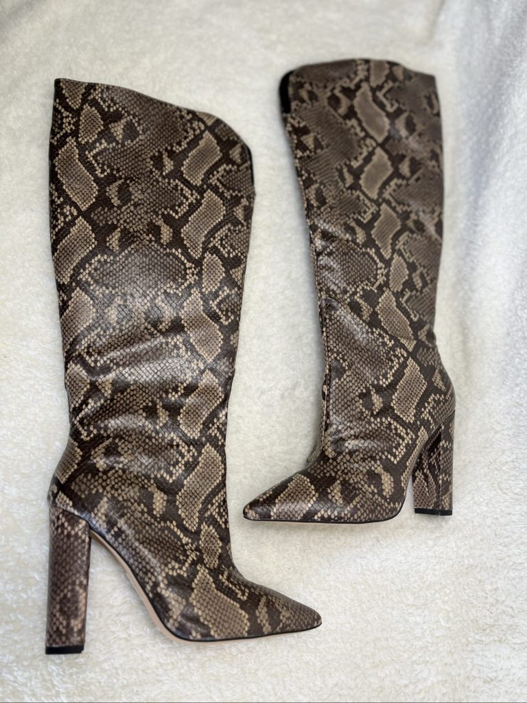 Public Desire knee high boots pointed toe Schlangenmuster wide shaft size 38