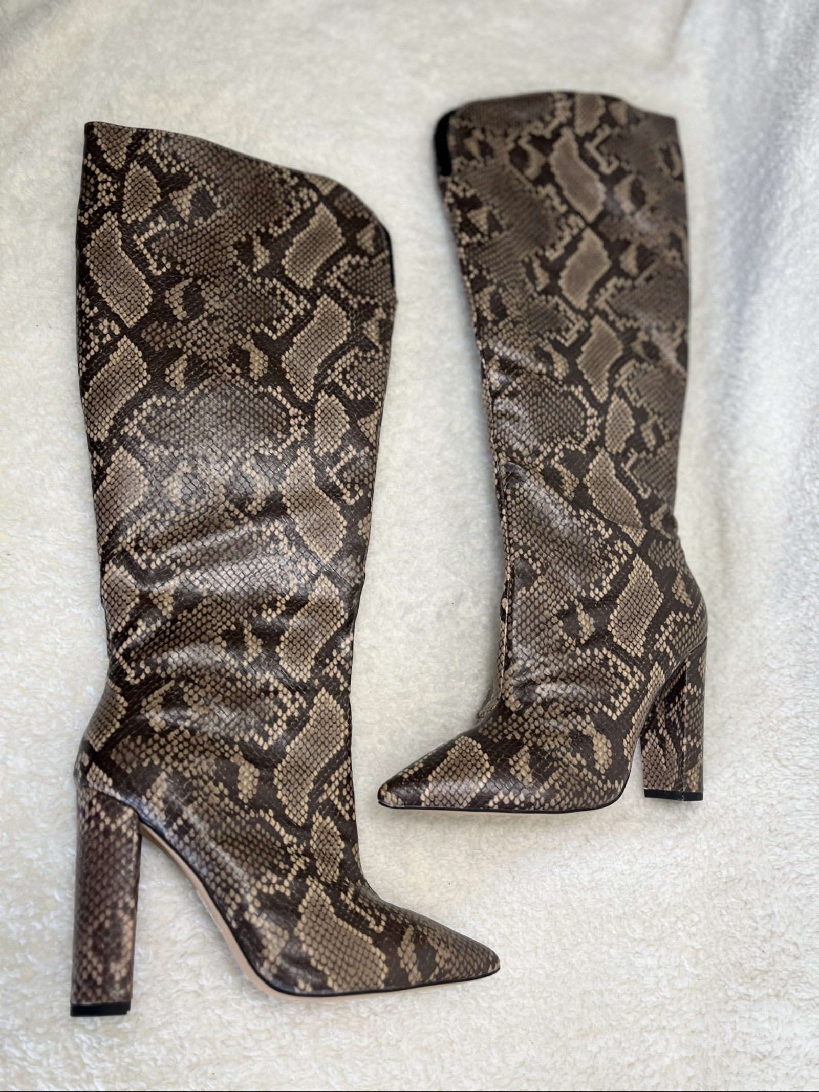 Public Desire knee high boots pointed toe Schlangenmuster wide shaft size 38
