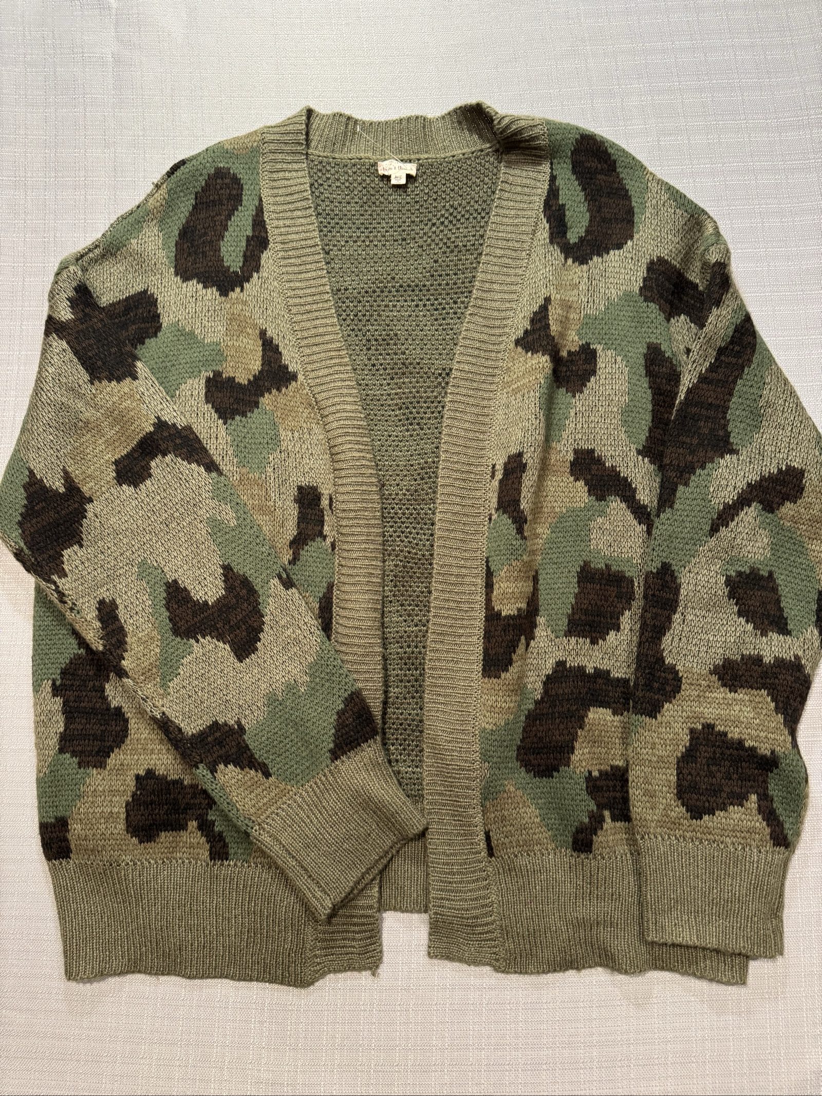 Women’s Hem & Thread Oversized Camo Open Front Cardigan – Green – Medium