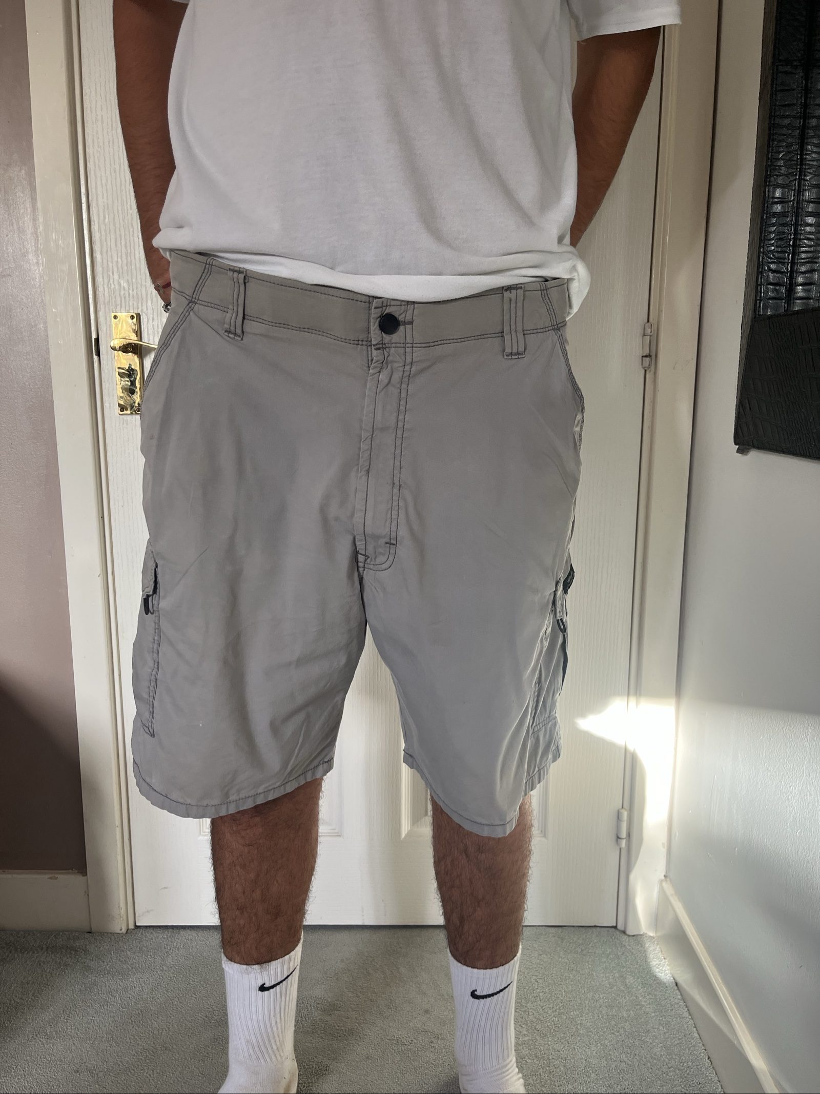 Wrangler Men's Grey Cargo Shorts Size 40 Pocket Detail image 2