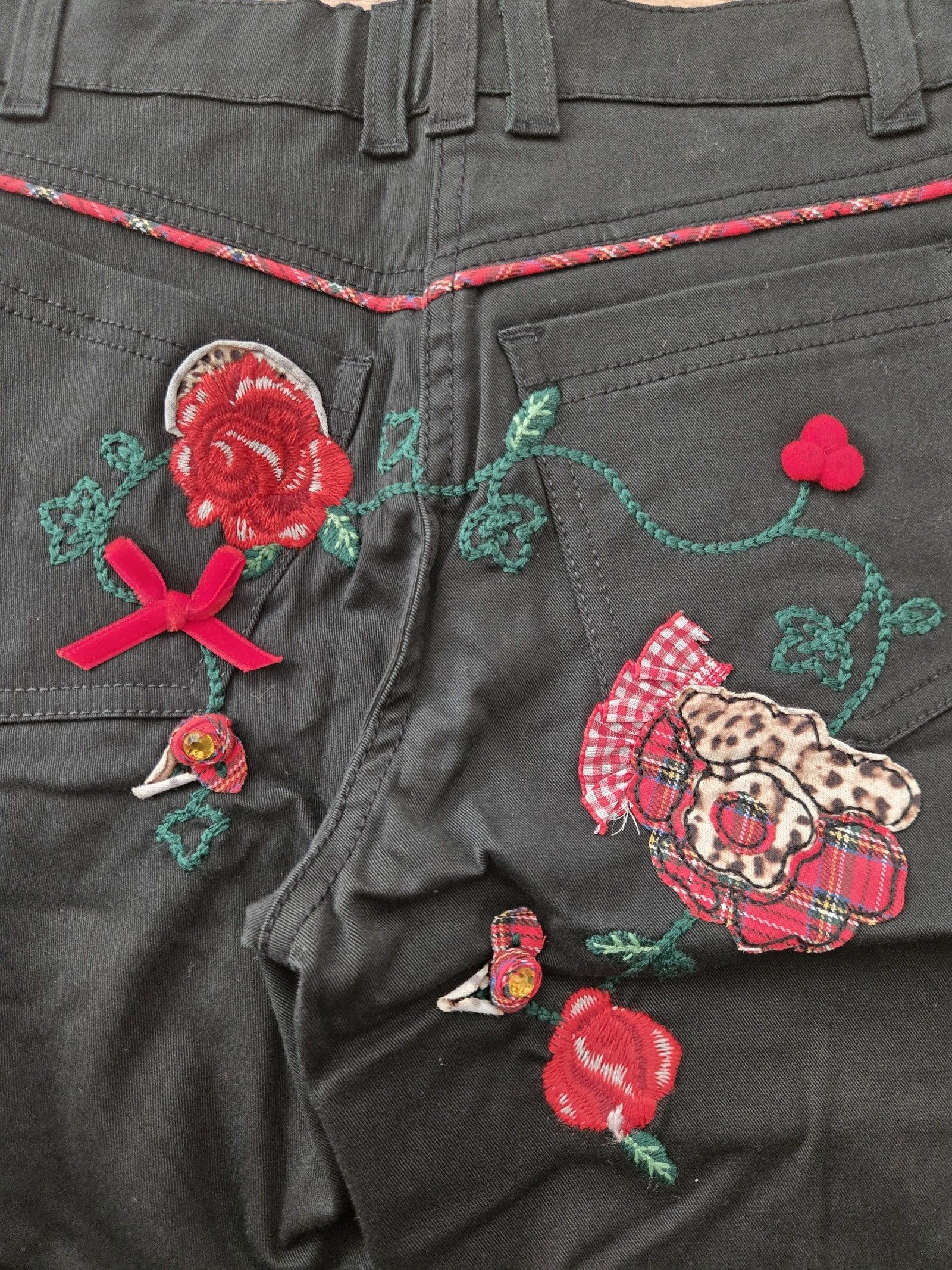 Monnalisa Girls Black Embroidered Floral Applique Bermuda Shorts 10Y NWT. image 3