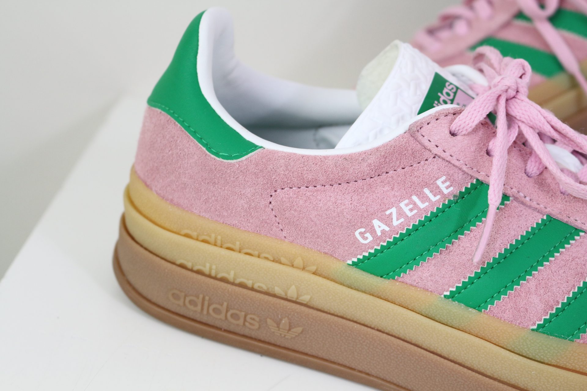 Baskets Adidas Gazelle en daim rose et vert à semelle plateforme 39.5 image 2