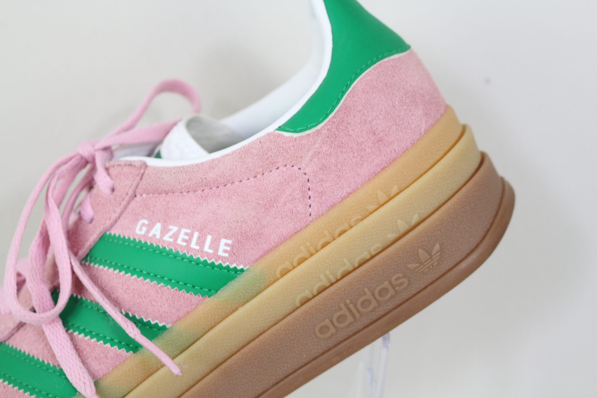 Baskets Adidas Gazelle en daim rose et vert à semelle plateforme 39.5 image 3