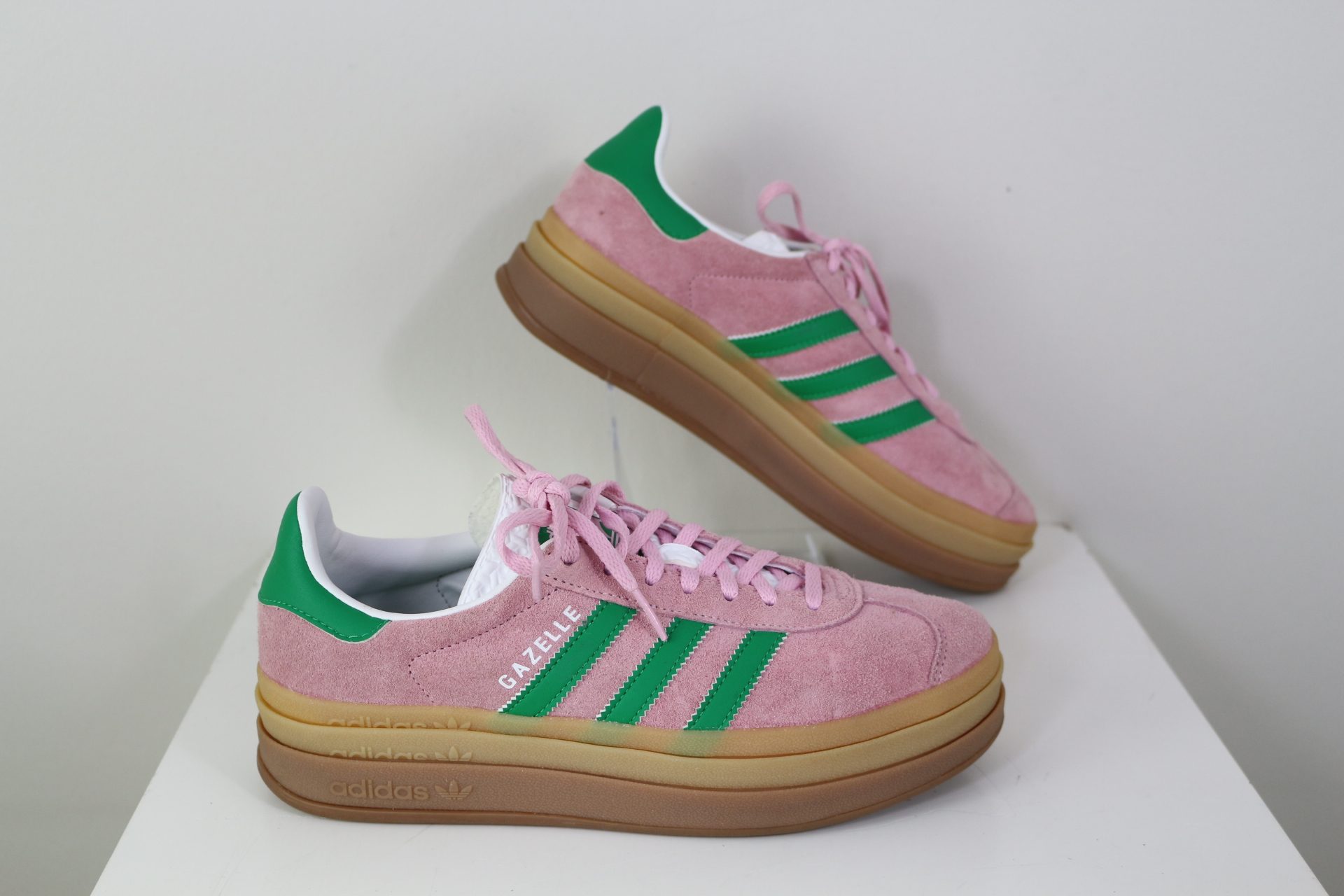Baskets Adidas Gazelle en daim rose et vert à semelle plateforme 39.5 image 5