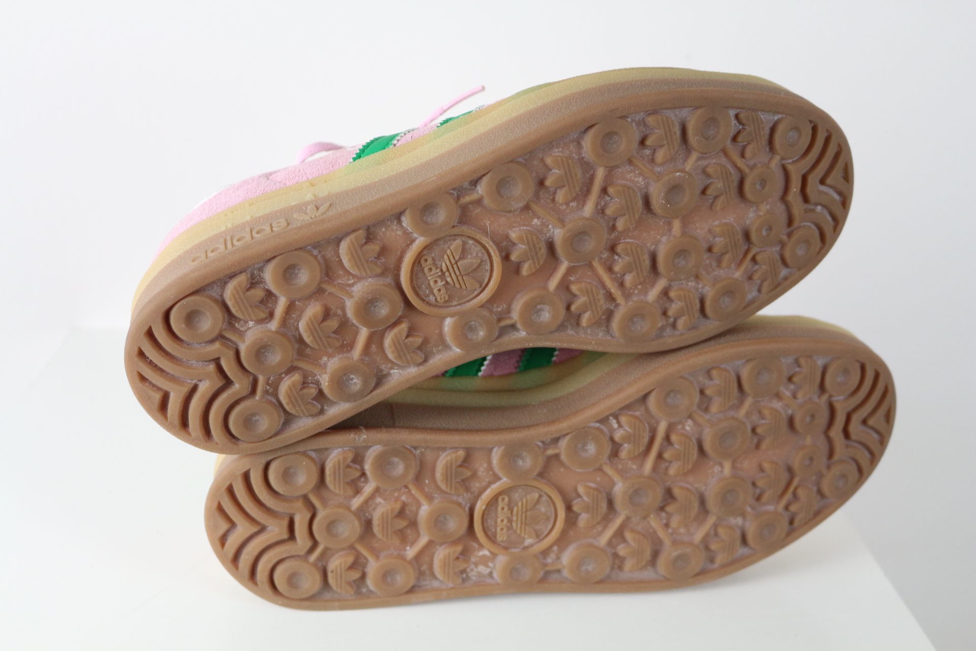 Baskets Adidas Gazelle en daim rose et vert à semelle plateforme 39.5 image 7