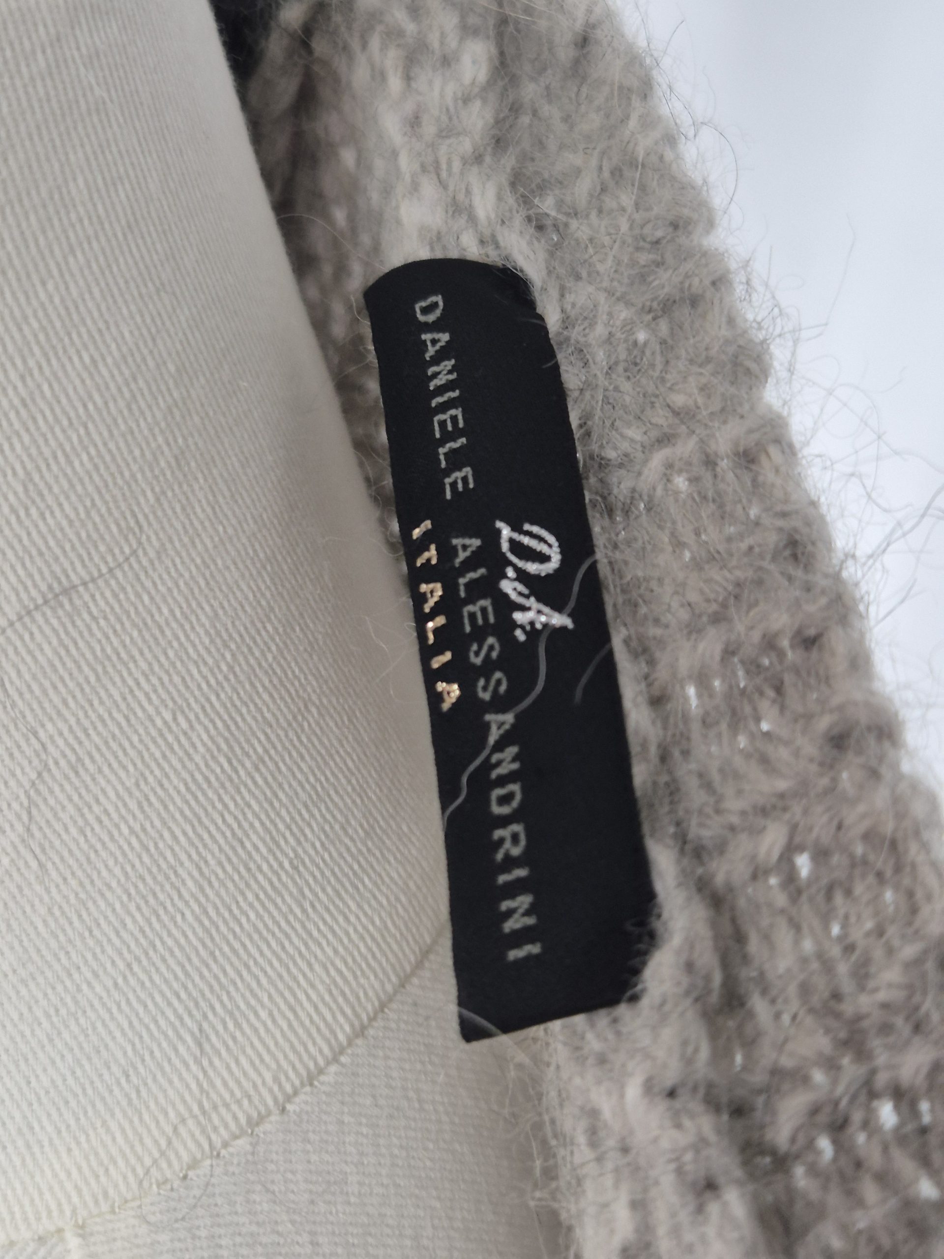 Maglione/Pullover con scolo a V image 2