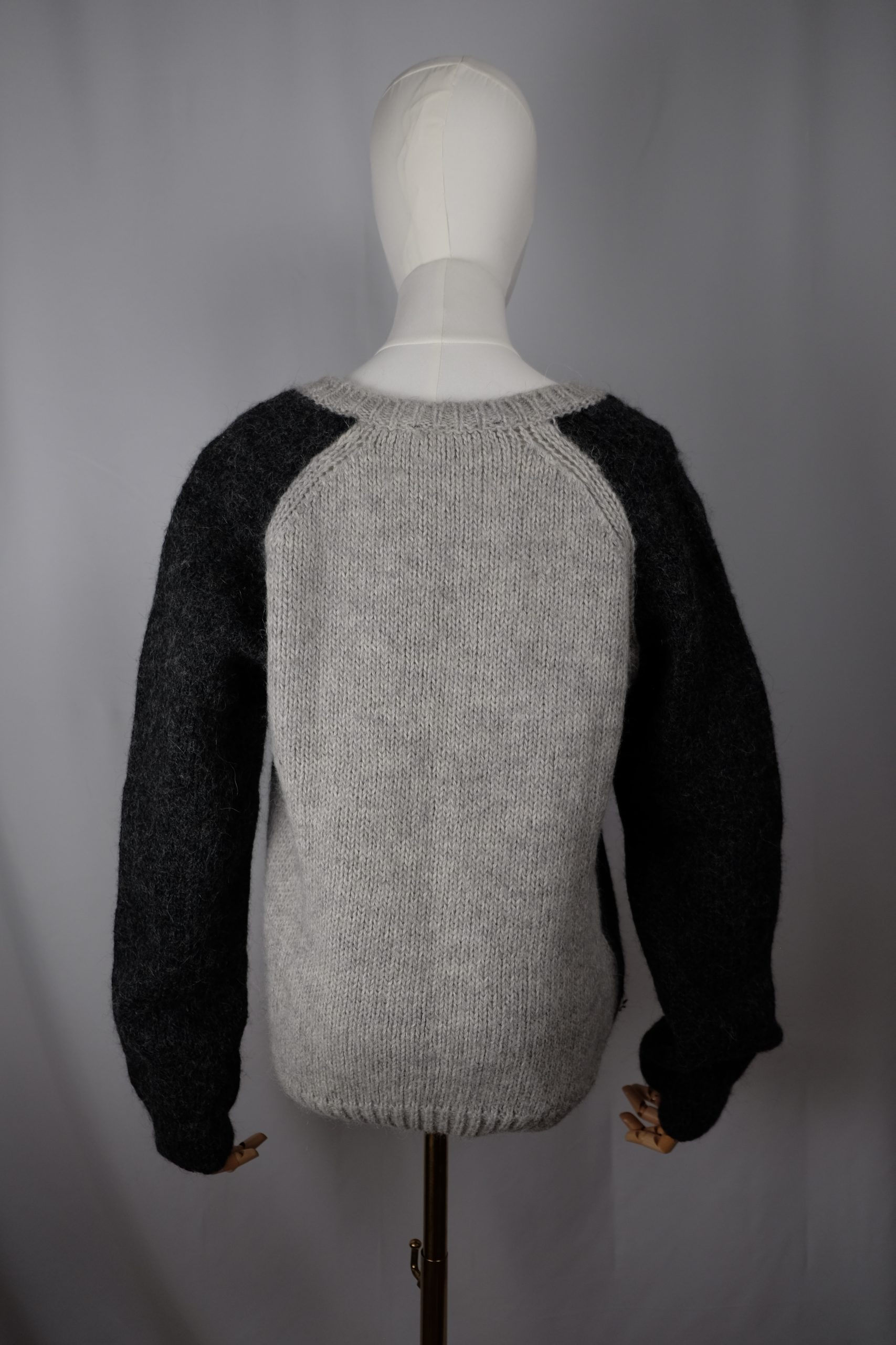 Maglione/Pullover con scolo a V image 3