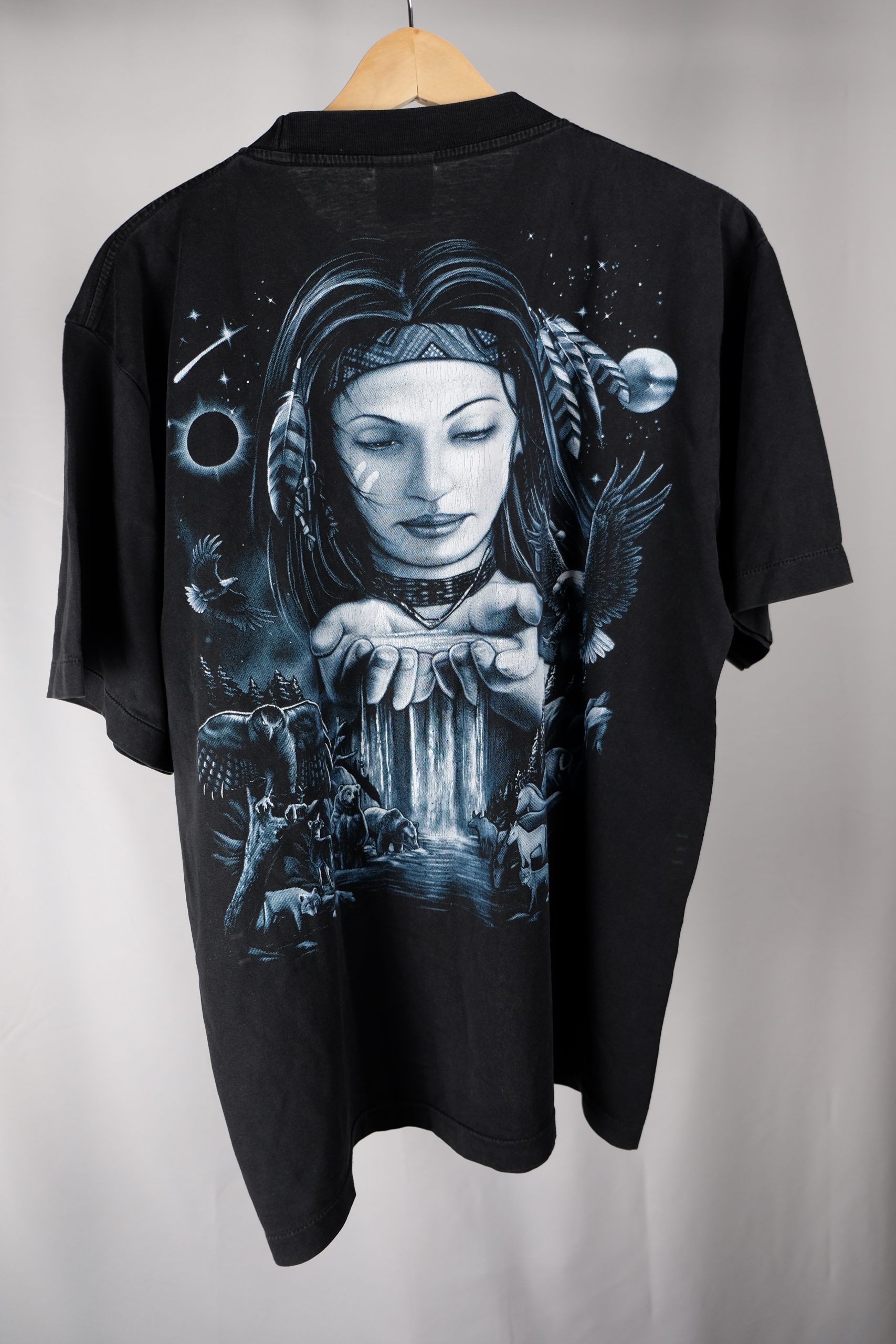 T-shirt image 4