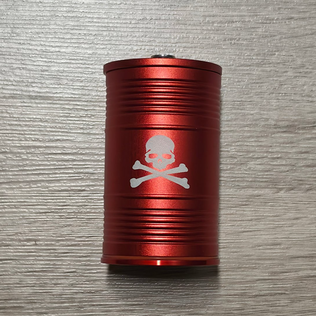 Rote Aluminium Behälter mit Totenkopf Motiv im Fass Style