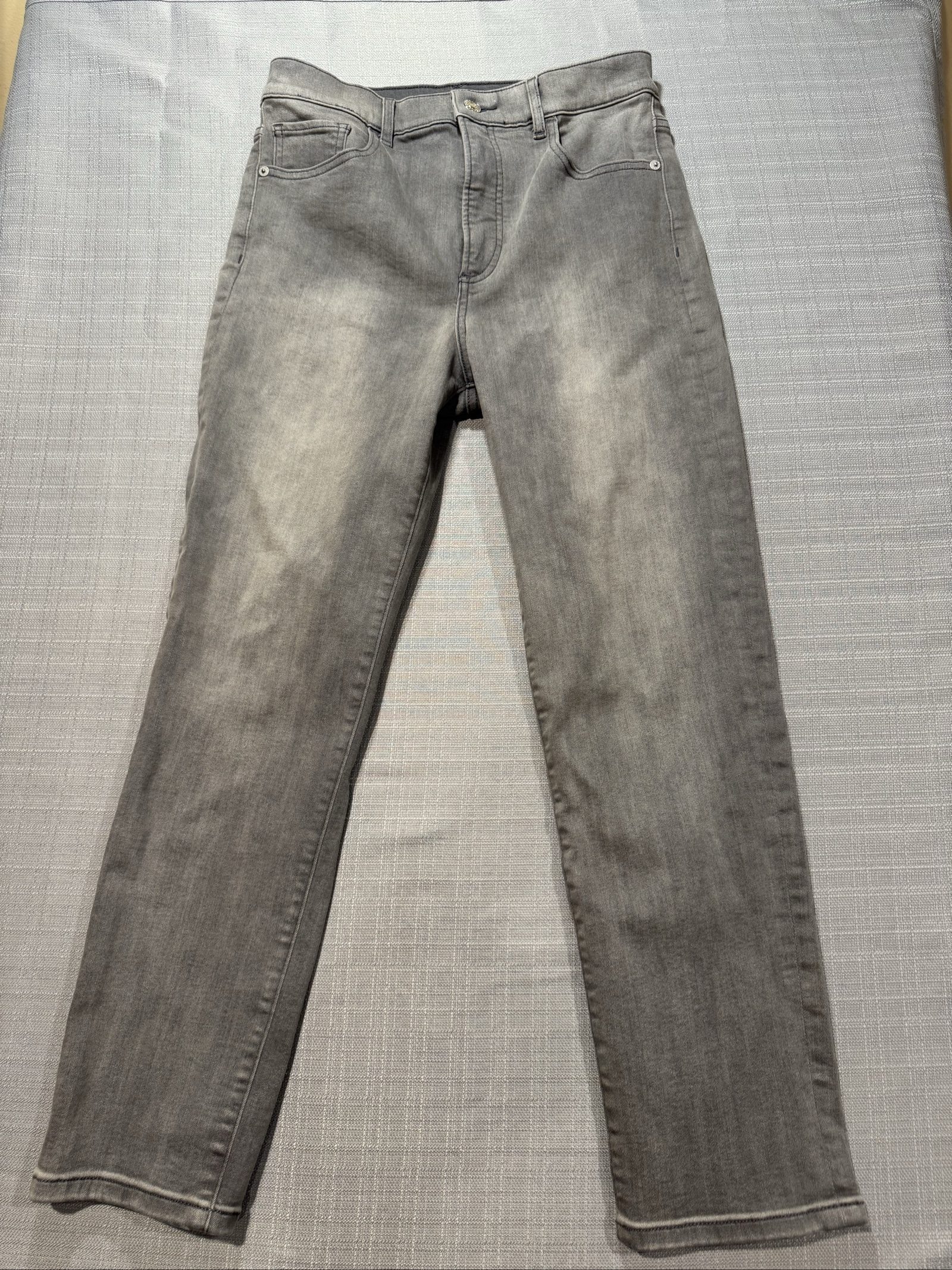 Women’s Express Gray Wash Straight Leg Jeans – 6 Regular