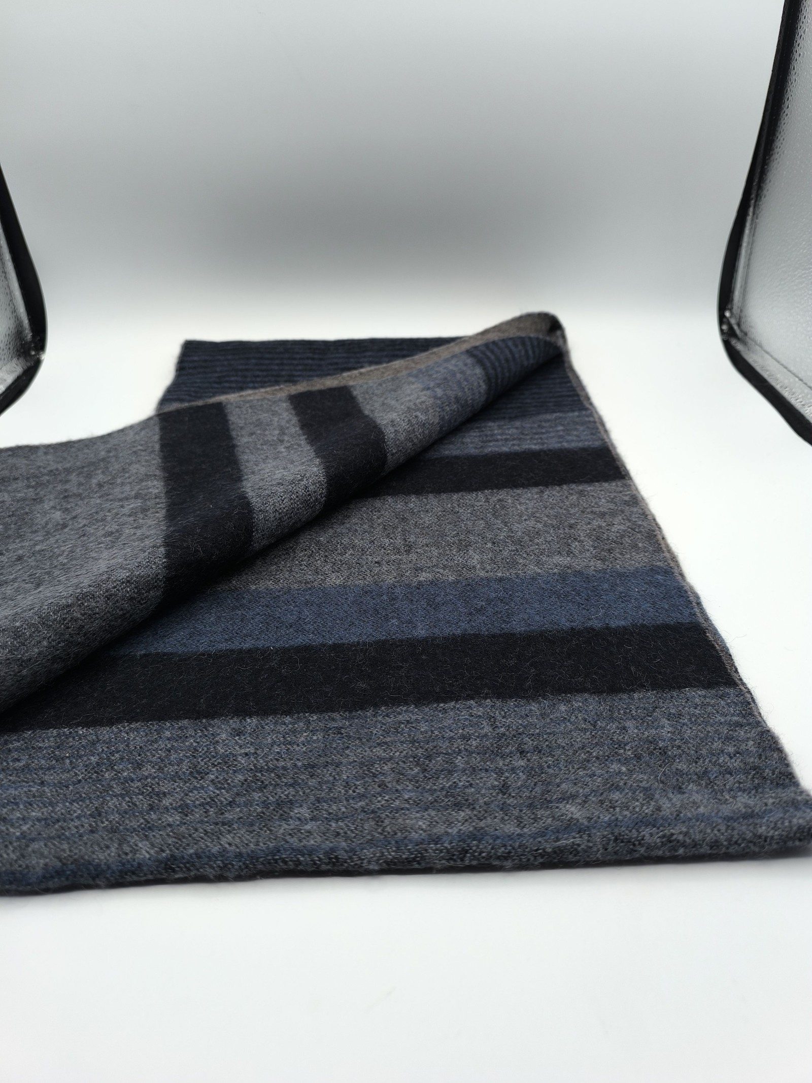 DAKS Men's Grey & Navy Cashmere Blend Striped Scarf image 4